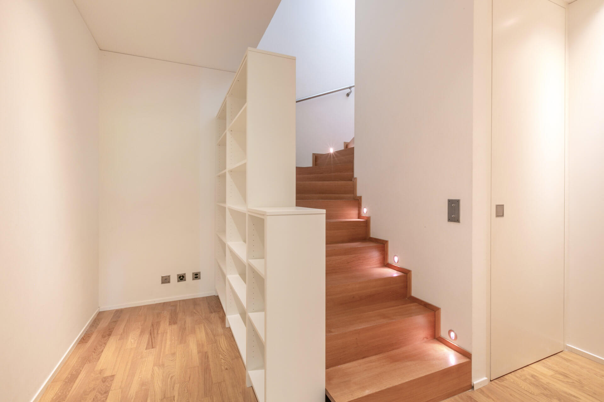Moderne Treppe mit Einbauregal