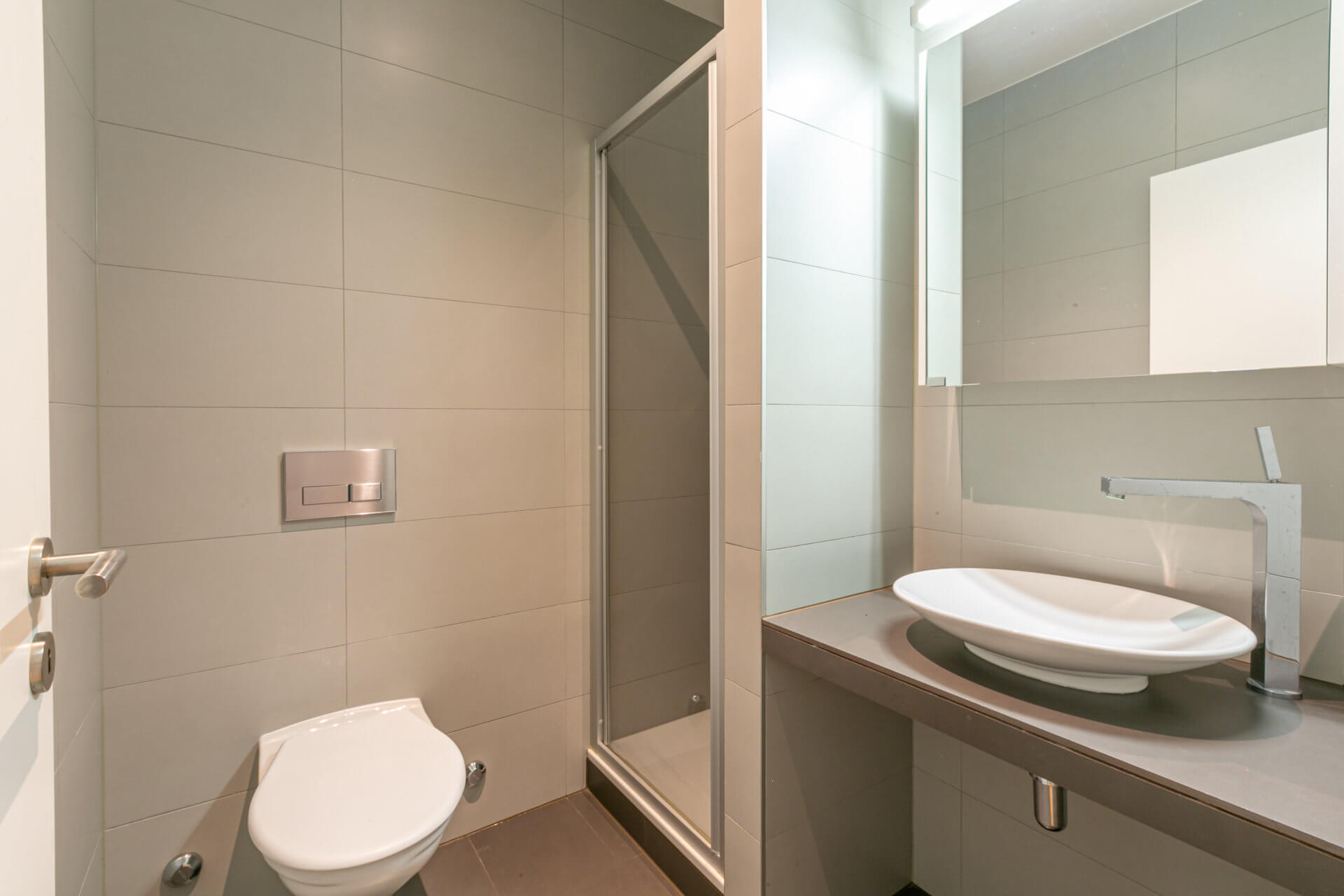 Modernes Gäste-WC mit Dusche und Waschbecken