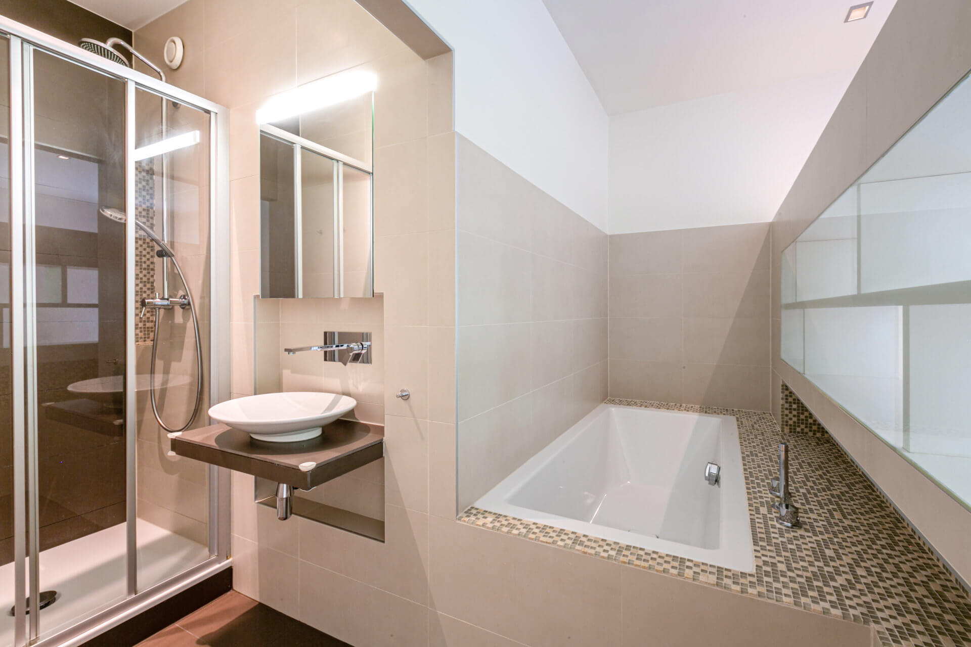 Modernes Bad mit Badewanne und Dusche