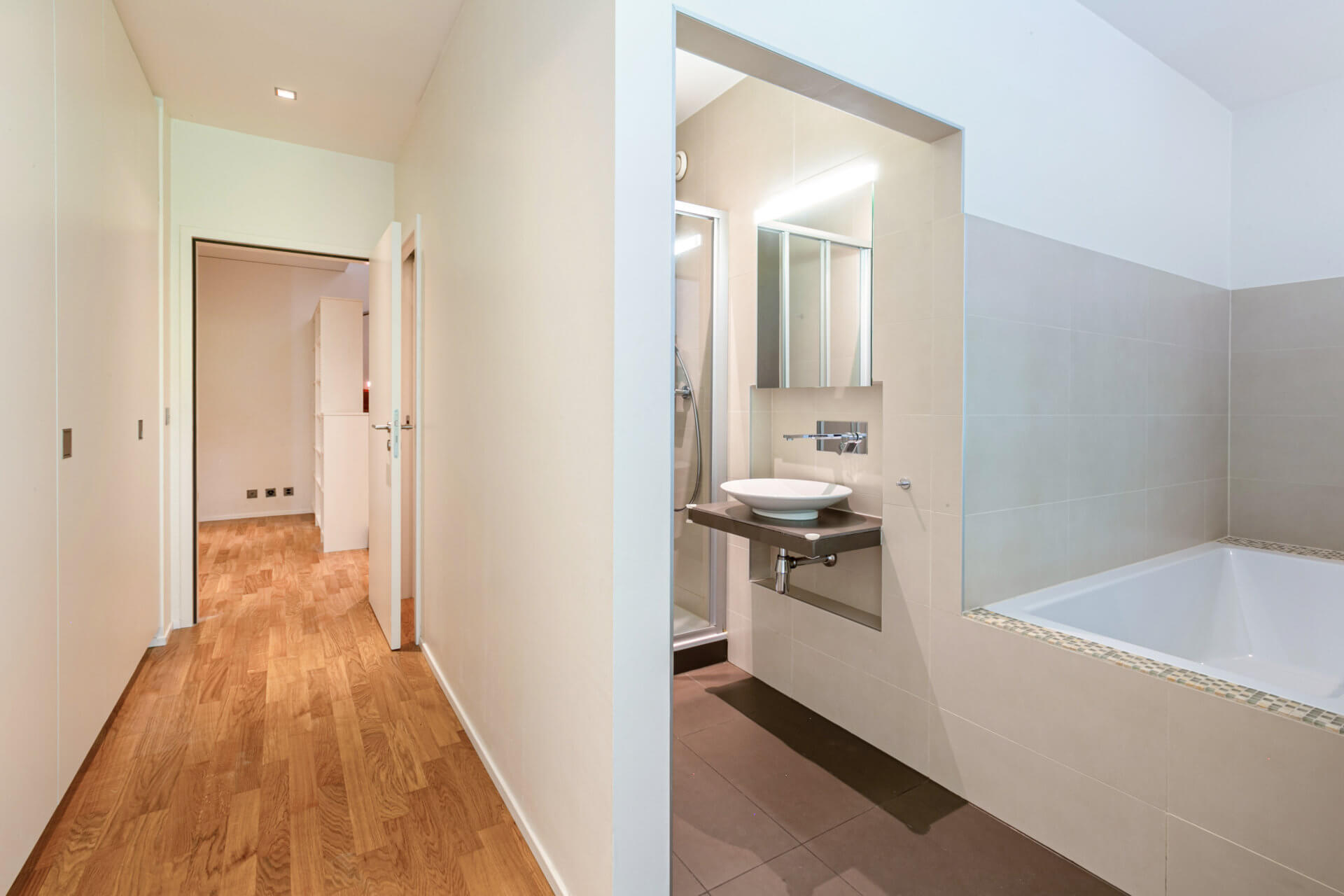 Flur mit Badezimmer