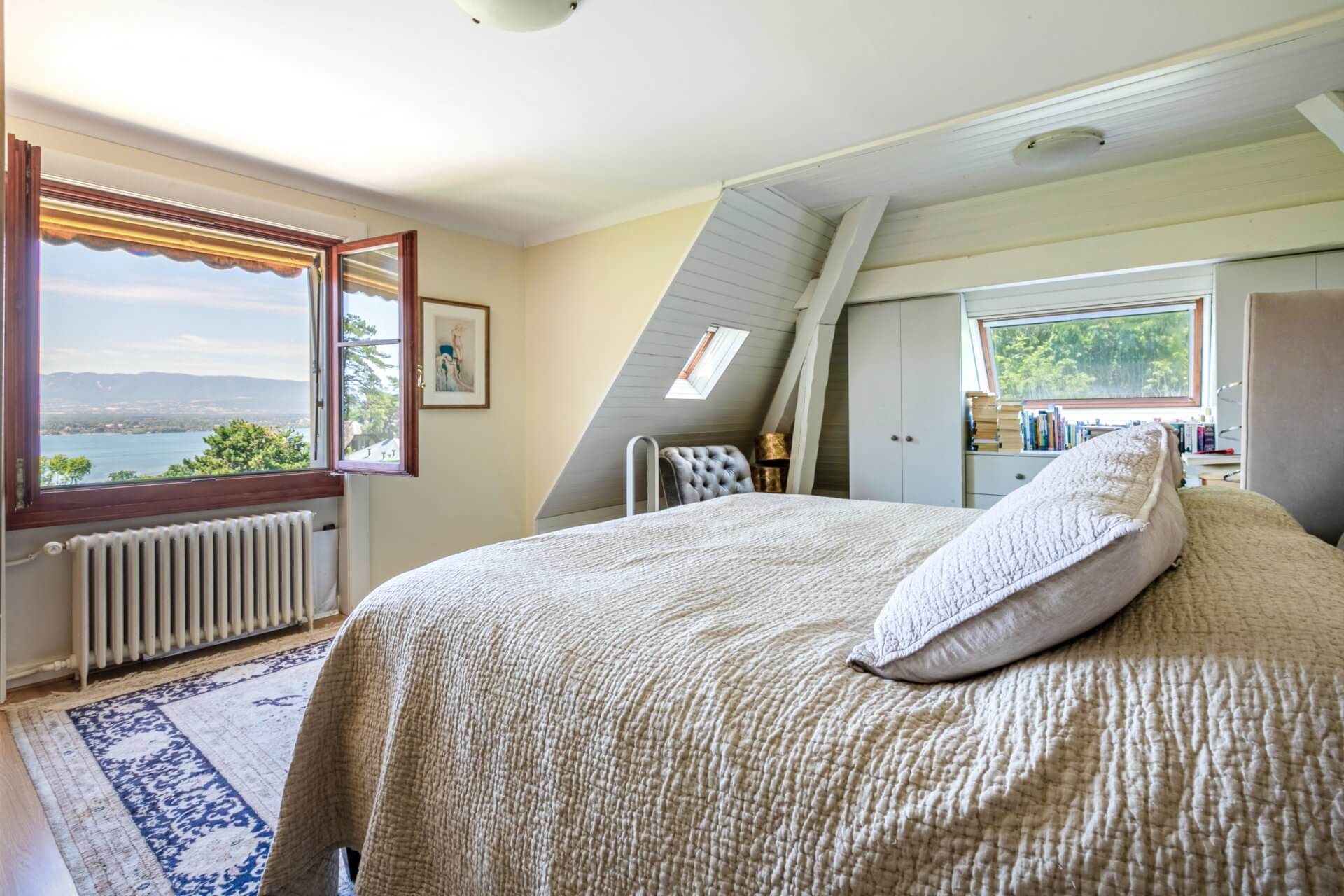 Helles Schlafzimmer mit Seeblick