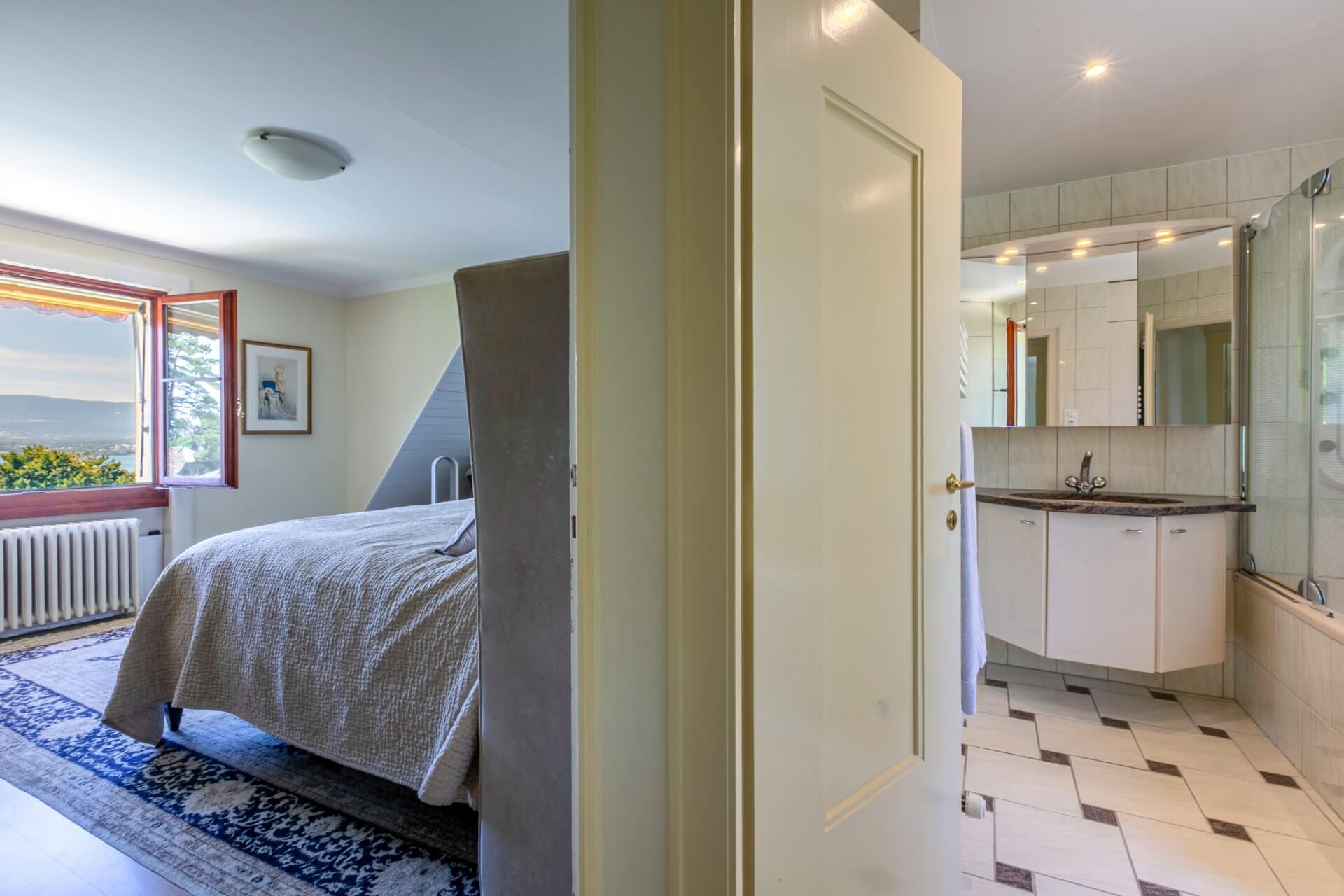 Schlafzimmer mit angrenzendem Badezimmer