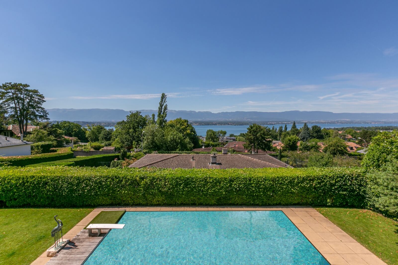 Pool mit Seeblick und Garten