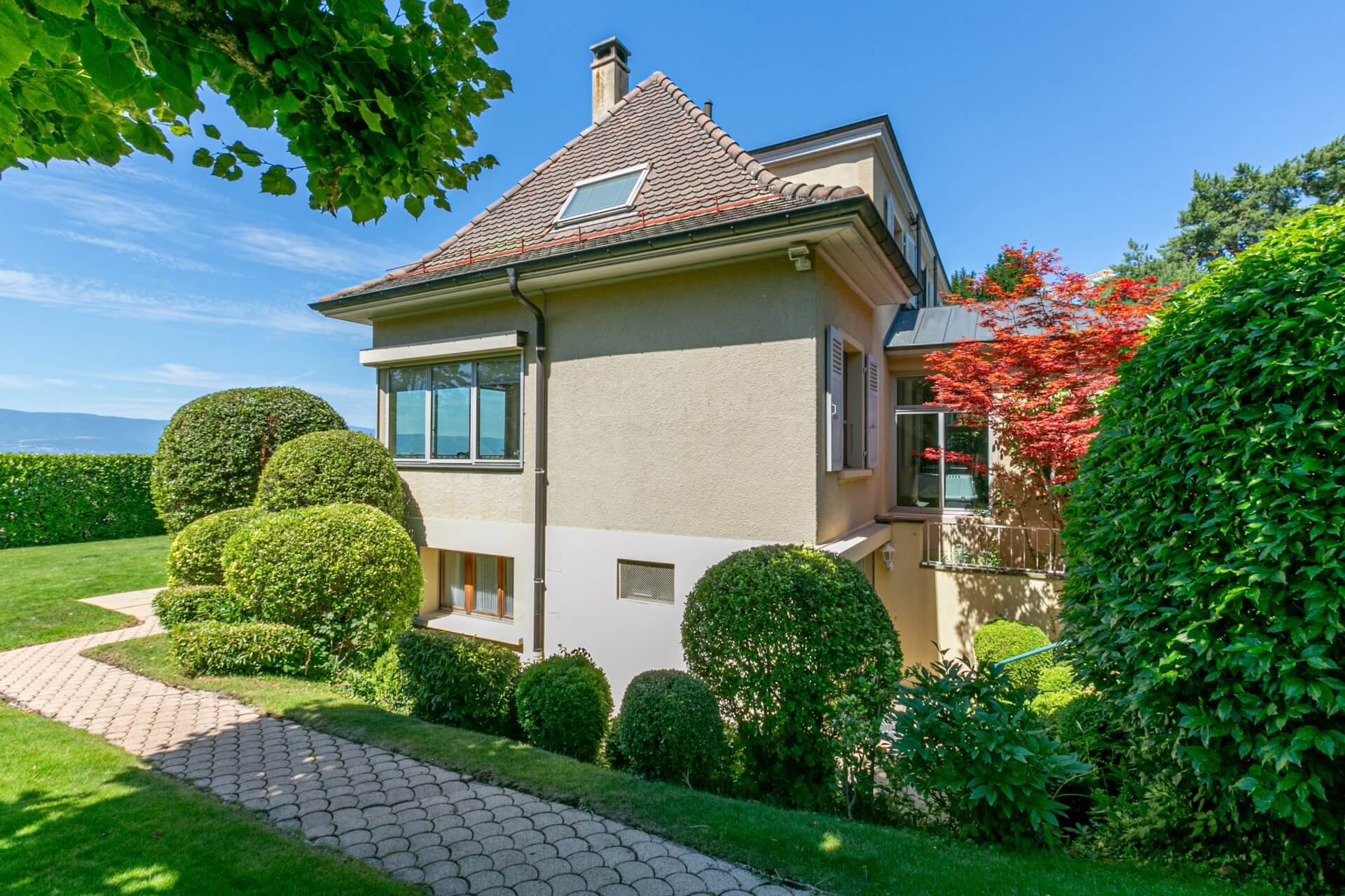 Außenansicht eines gepflegten Hauses mit Garten