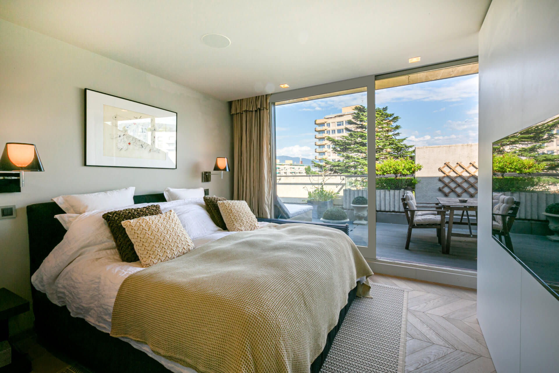 Schlafzimmer mit Zugang zur Terrasse