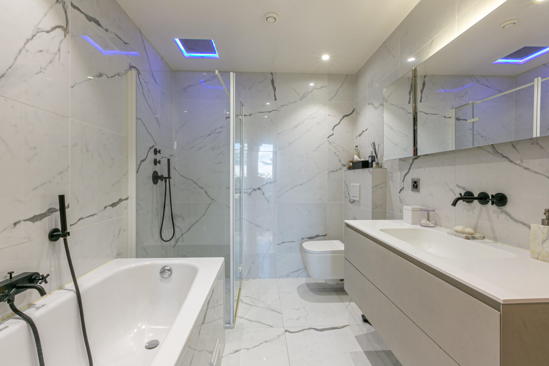 Modernes Badezimmer mit Badewanne und Walk-in-Dusche