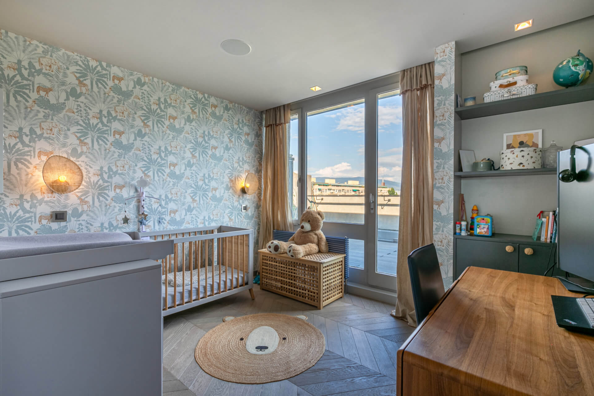 Kinderzimmer mit Balkonblick