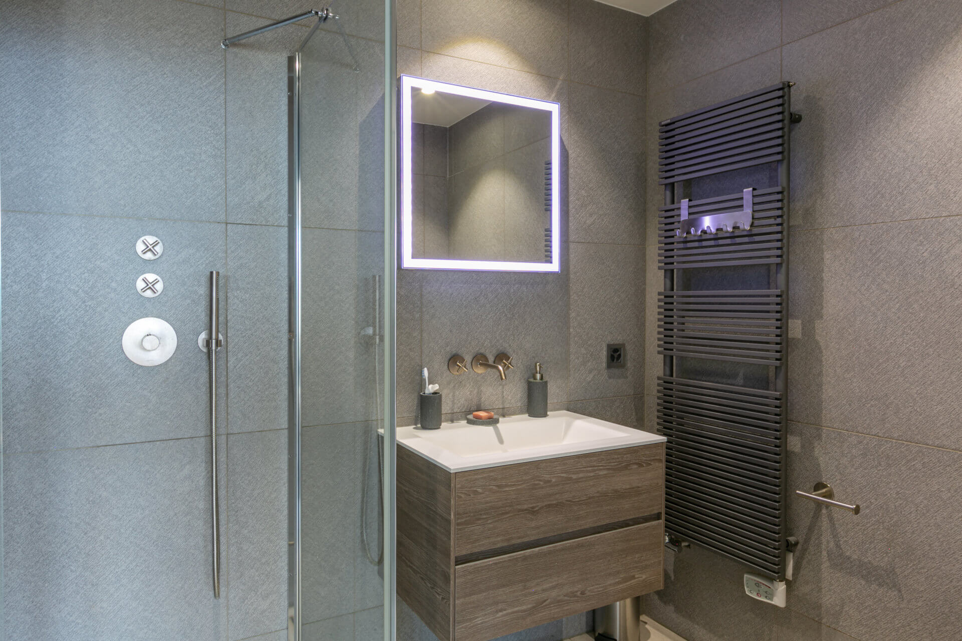 Modernes Badezimmer mit begehbarer Dusche und Waschtisch