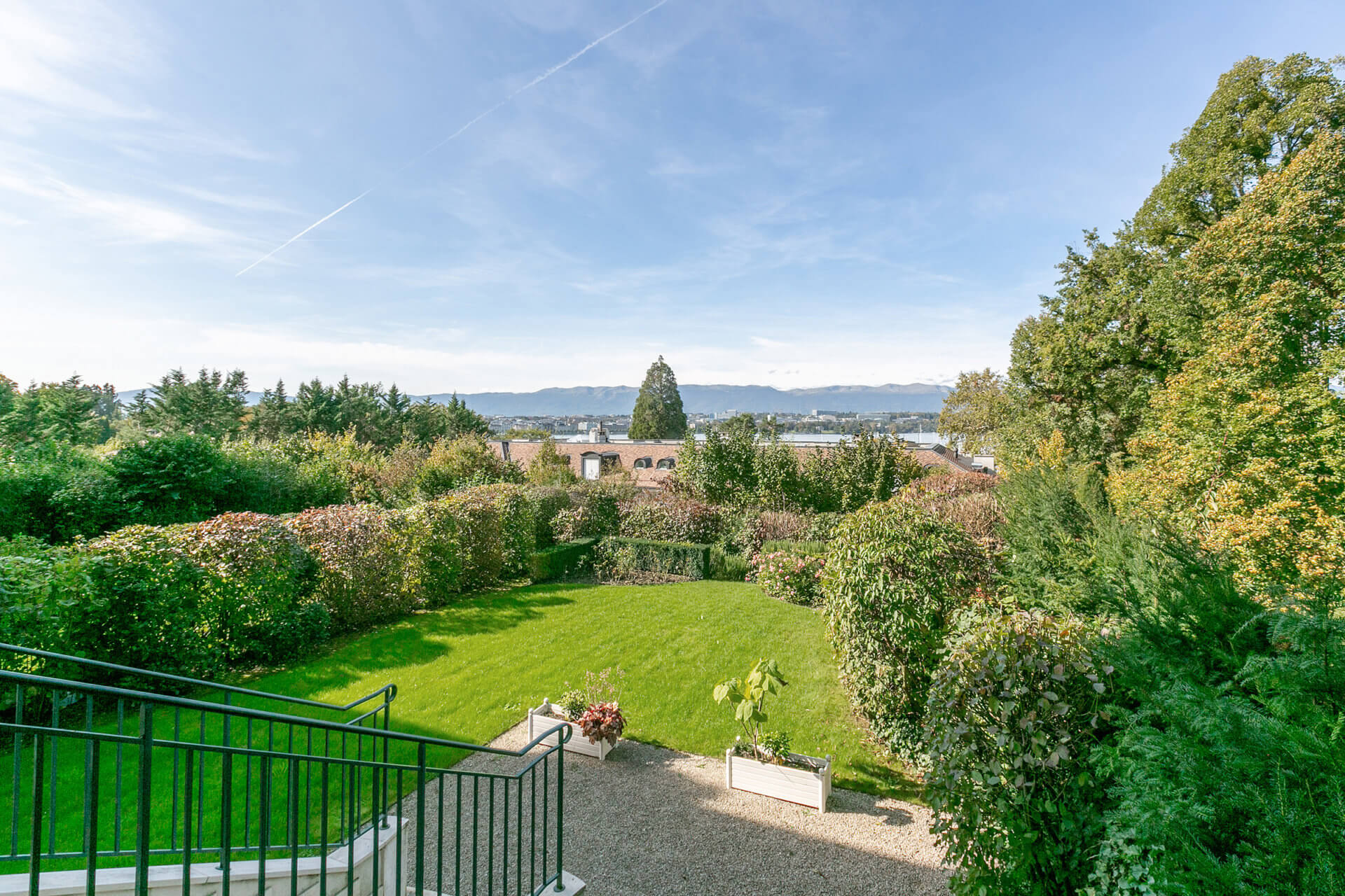Großer Garten mit Bergblick