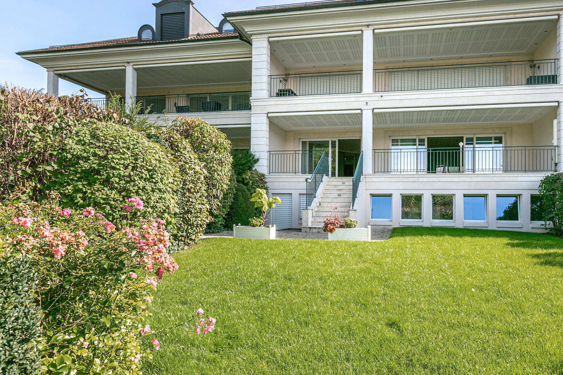Große Villa mit Garten und Balkon