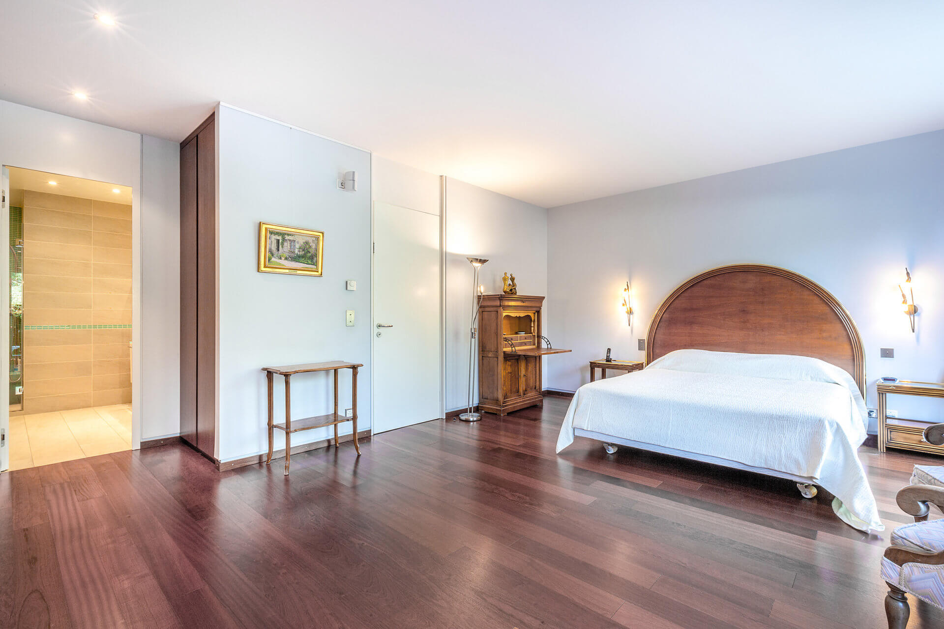 Geräumiges Schlafzimmer mit Badzugang