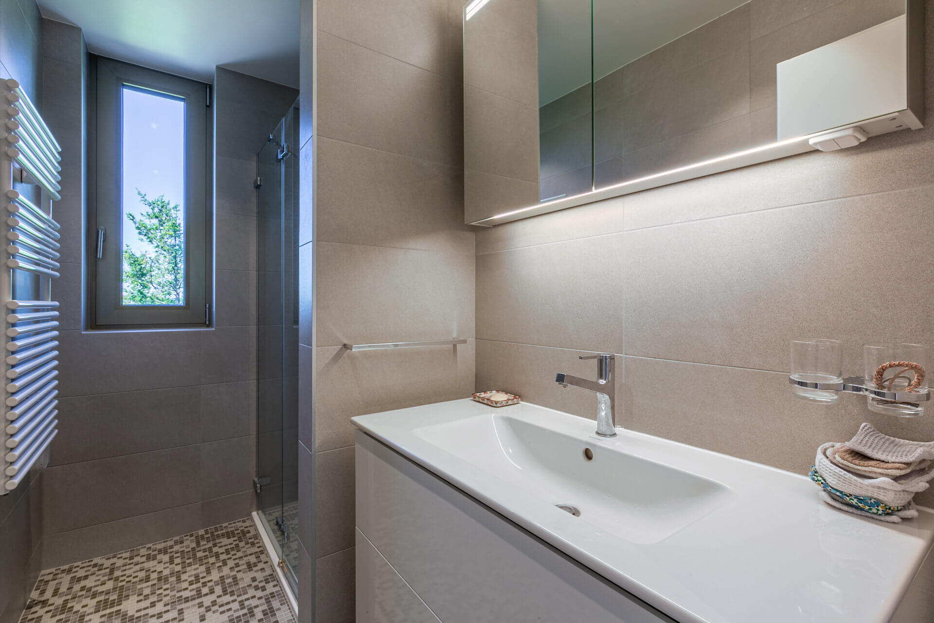 Modernes Badezimmer mit Dusche und Waschtisch