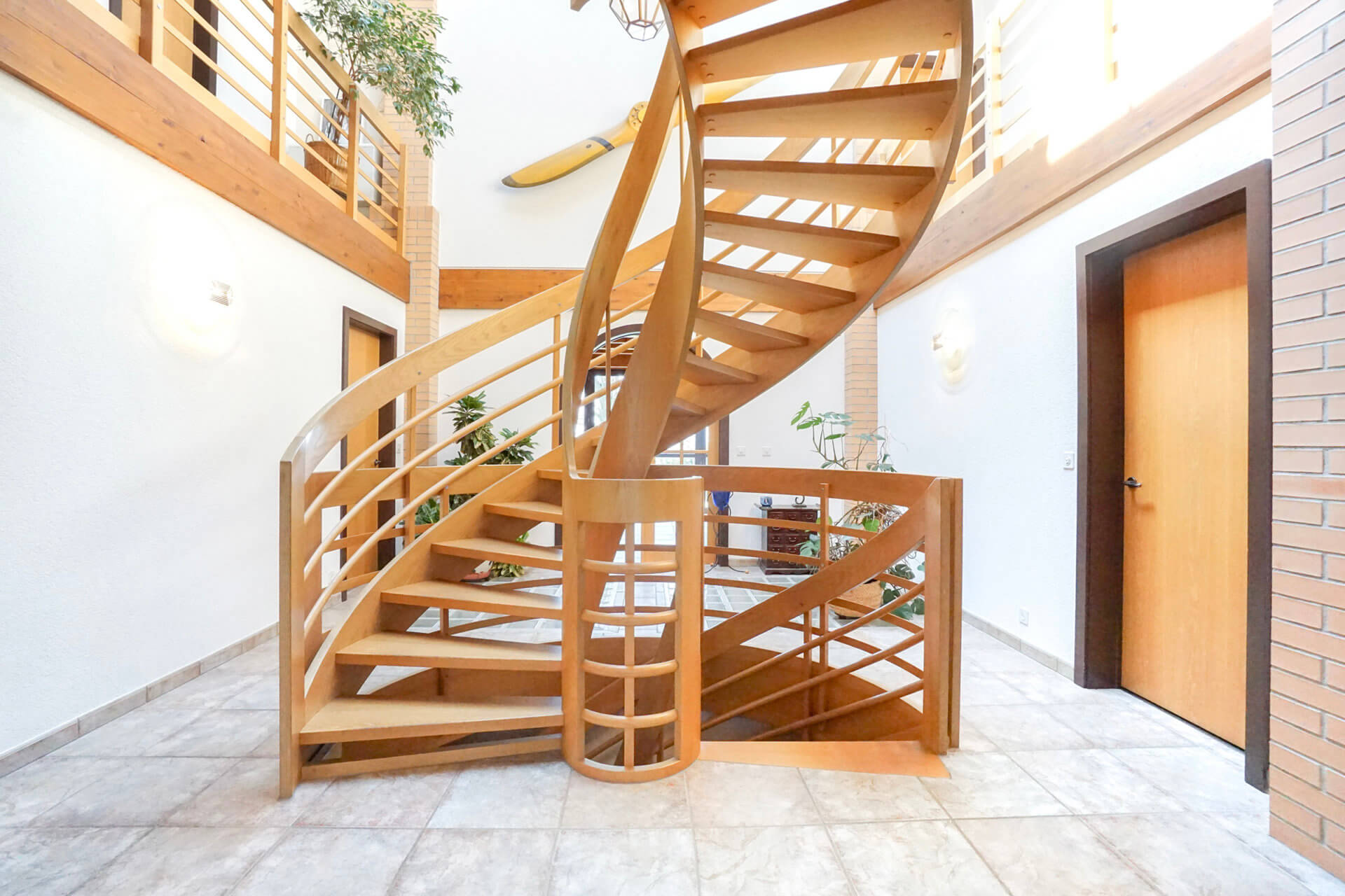 Treppe im hellen Atrium