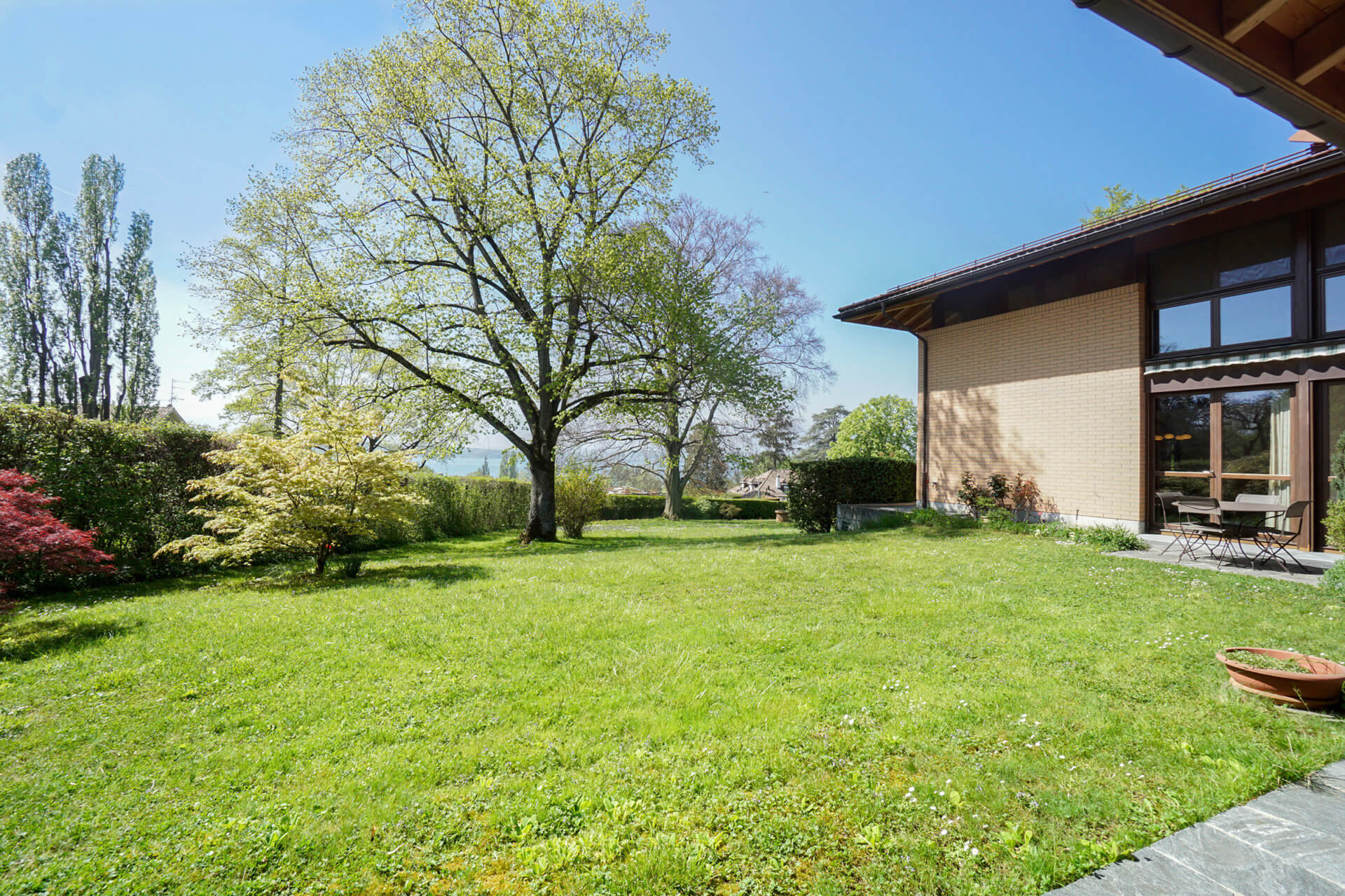 Großer Garten mit Haus und Terrasse