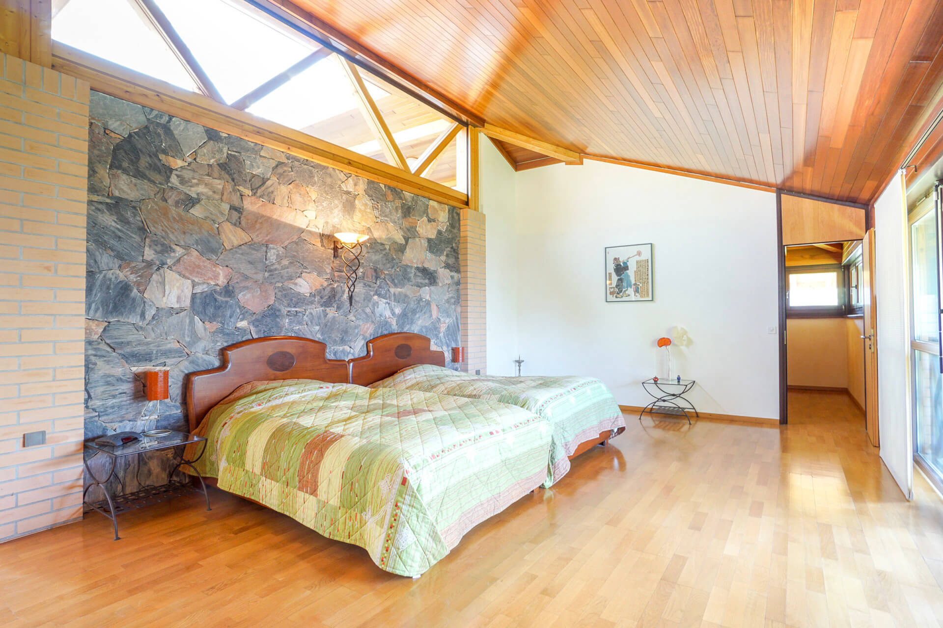 Helles Schlafzimmer mit Holzdecke
