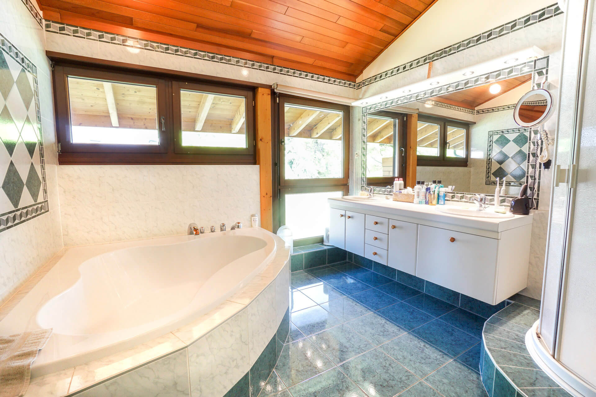 Helles Badezimmer mit Badewanne und Doppelwaschtisch