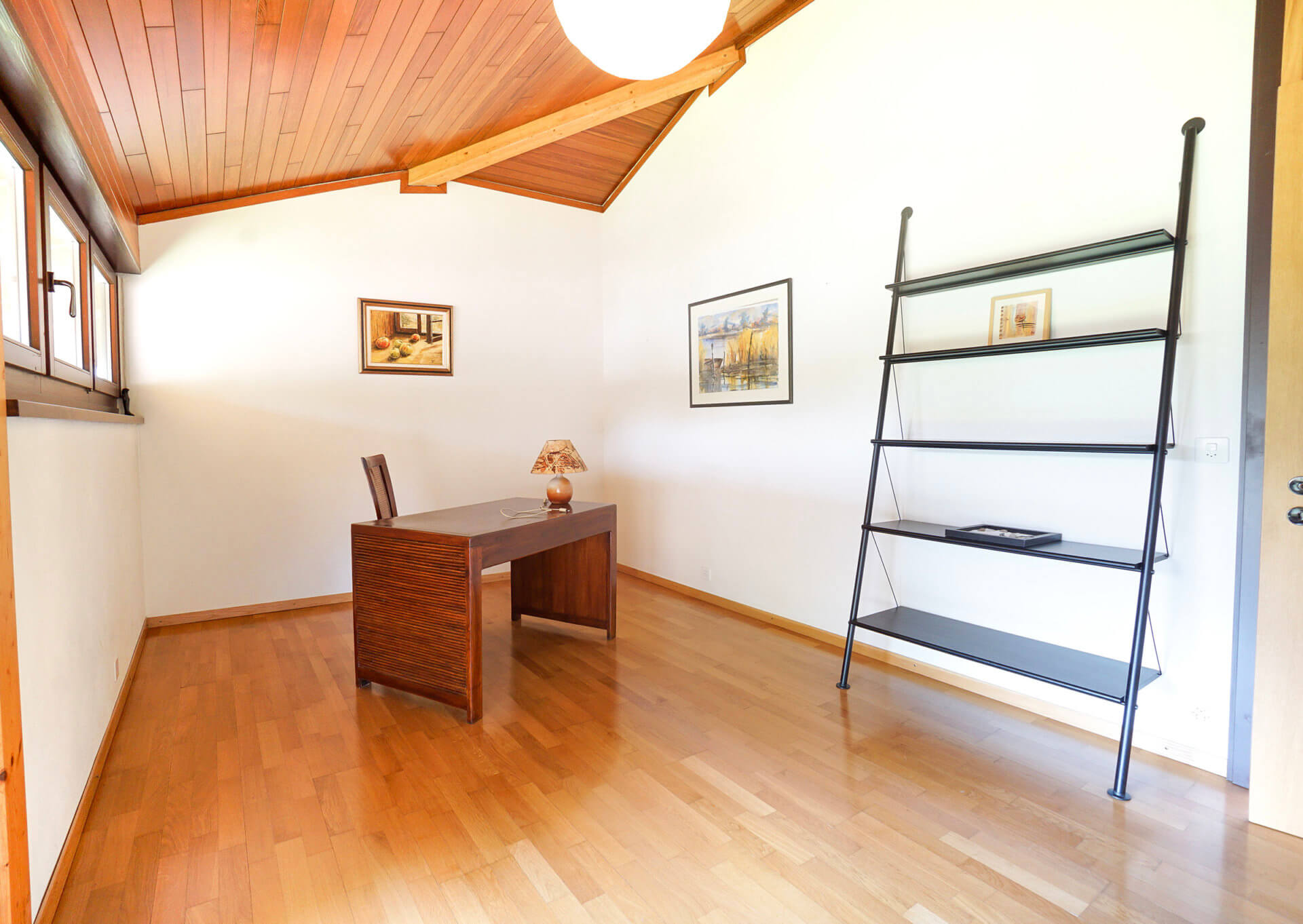 Helles Arbeitszimmer mit Dachschräge