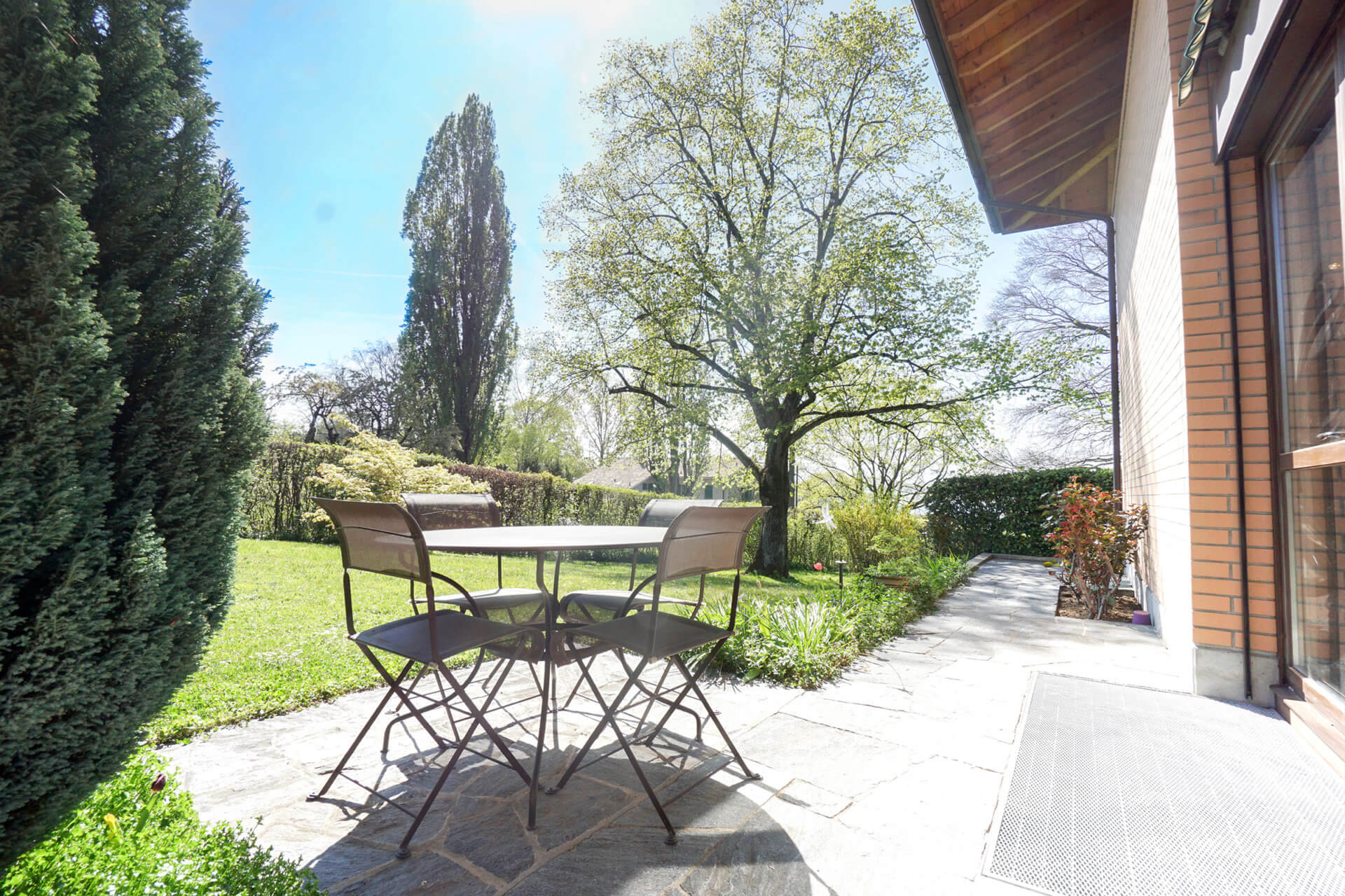Terrasse mit Gartenblick
