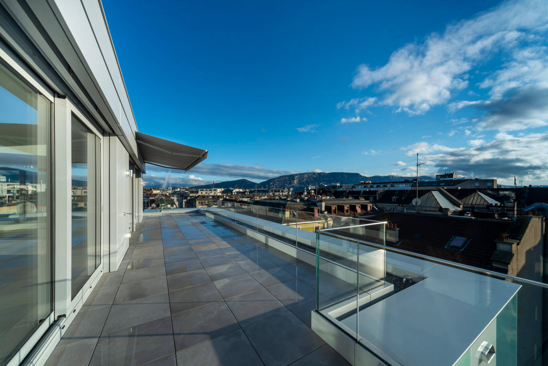 Dachterrasse mit Stadt- und Bergblick