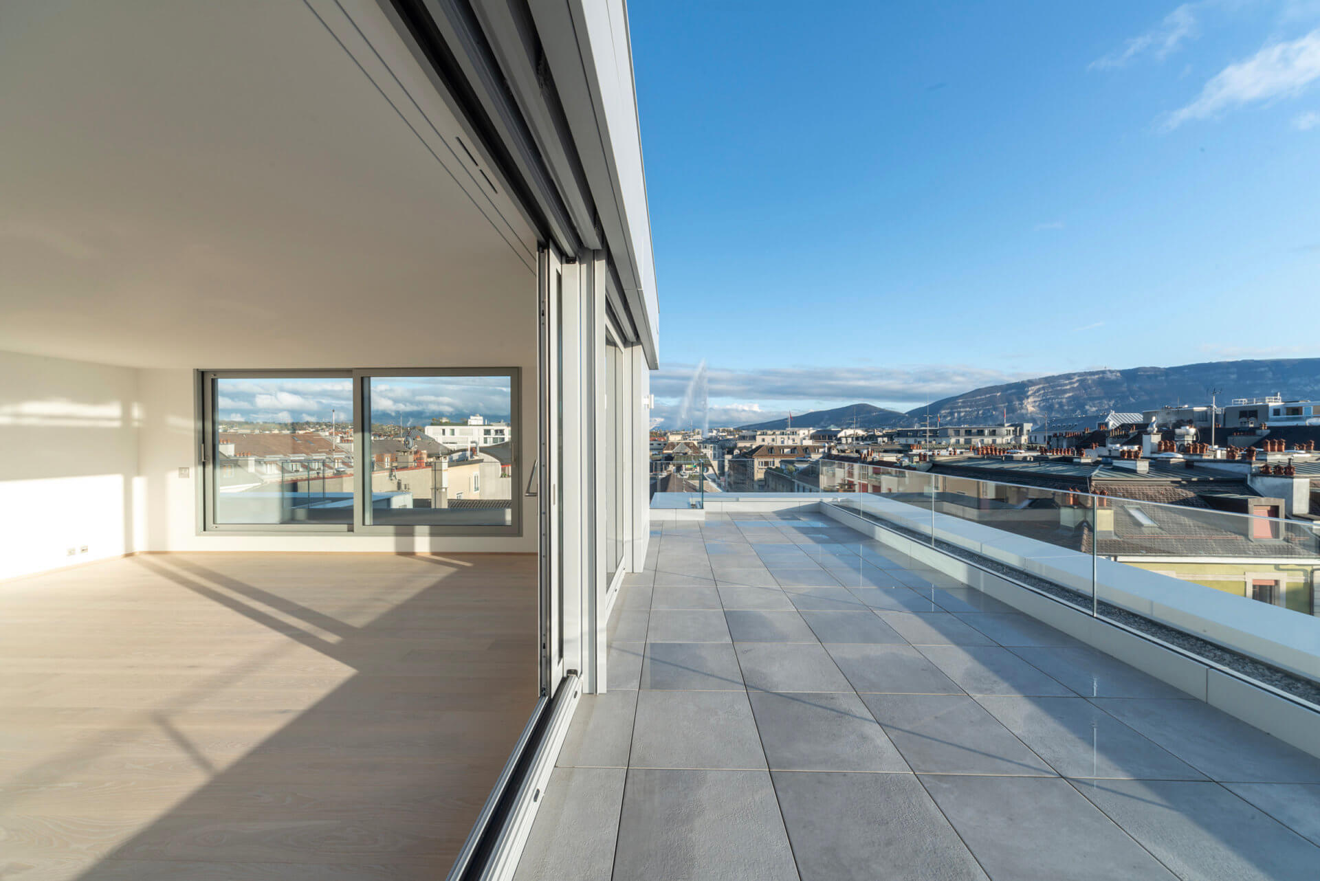 Moderne Terrasse mit Panoramablick