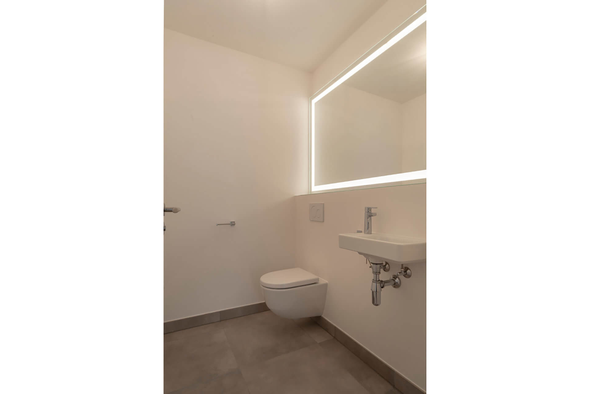 Modernes Gäste-WC mit Wand-WC und beleuchtetem Spiegel