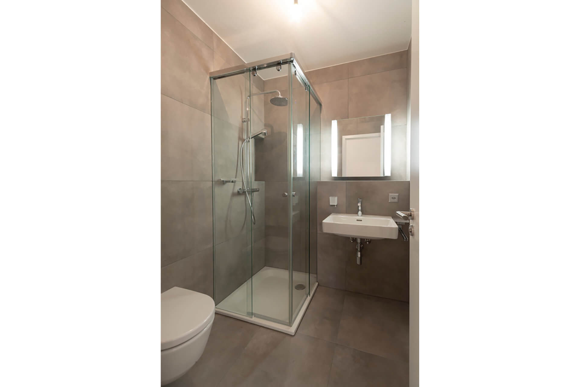 Modernes Badezimmer mit Glasdusche
