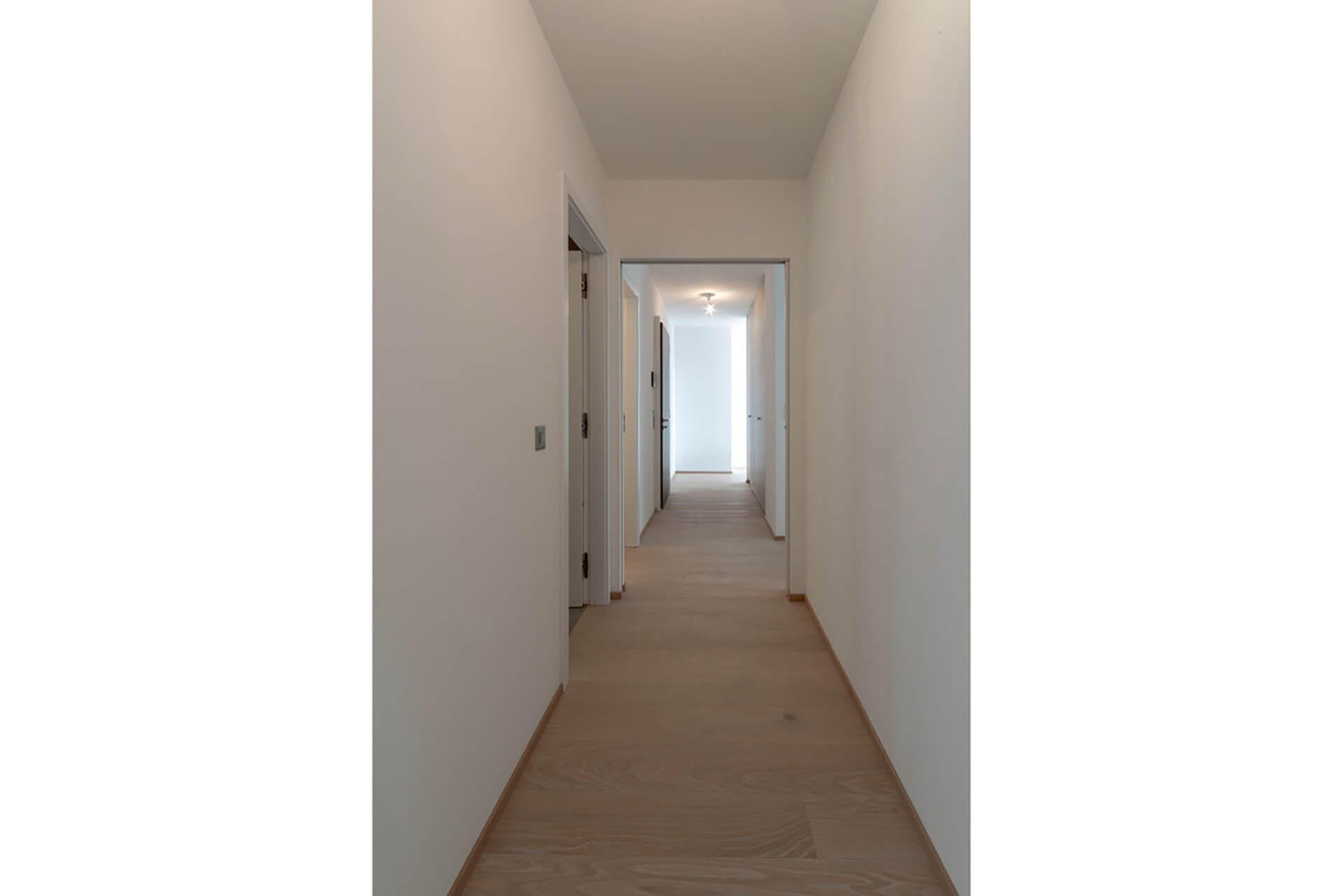 Heller Flur mit Holzboden