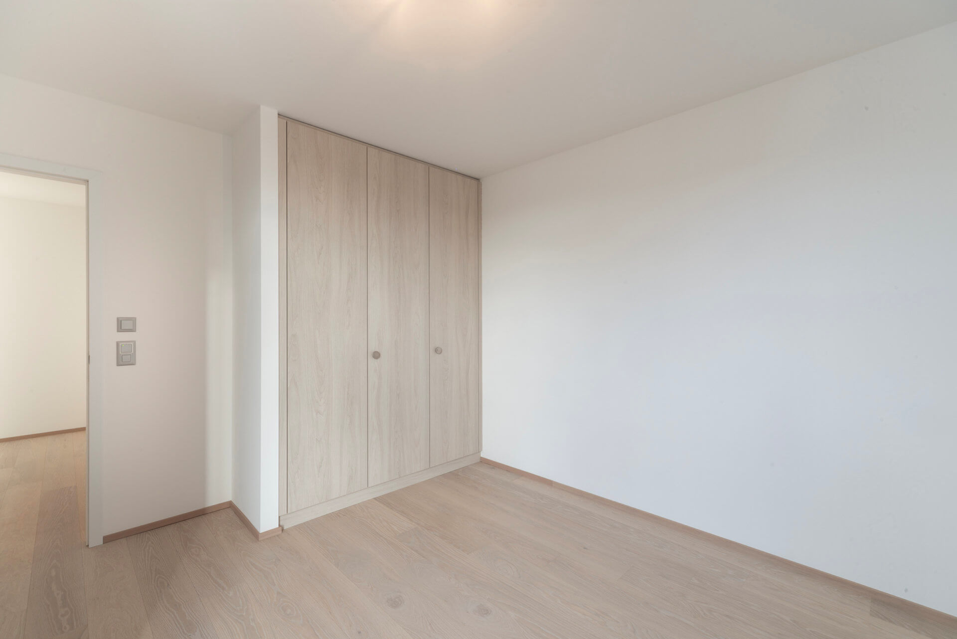 Helles leeres Zimmer mit Einbauschrank