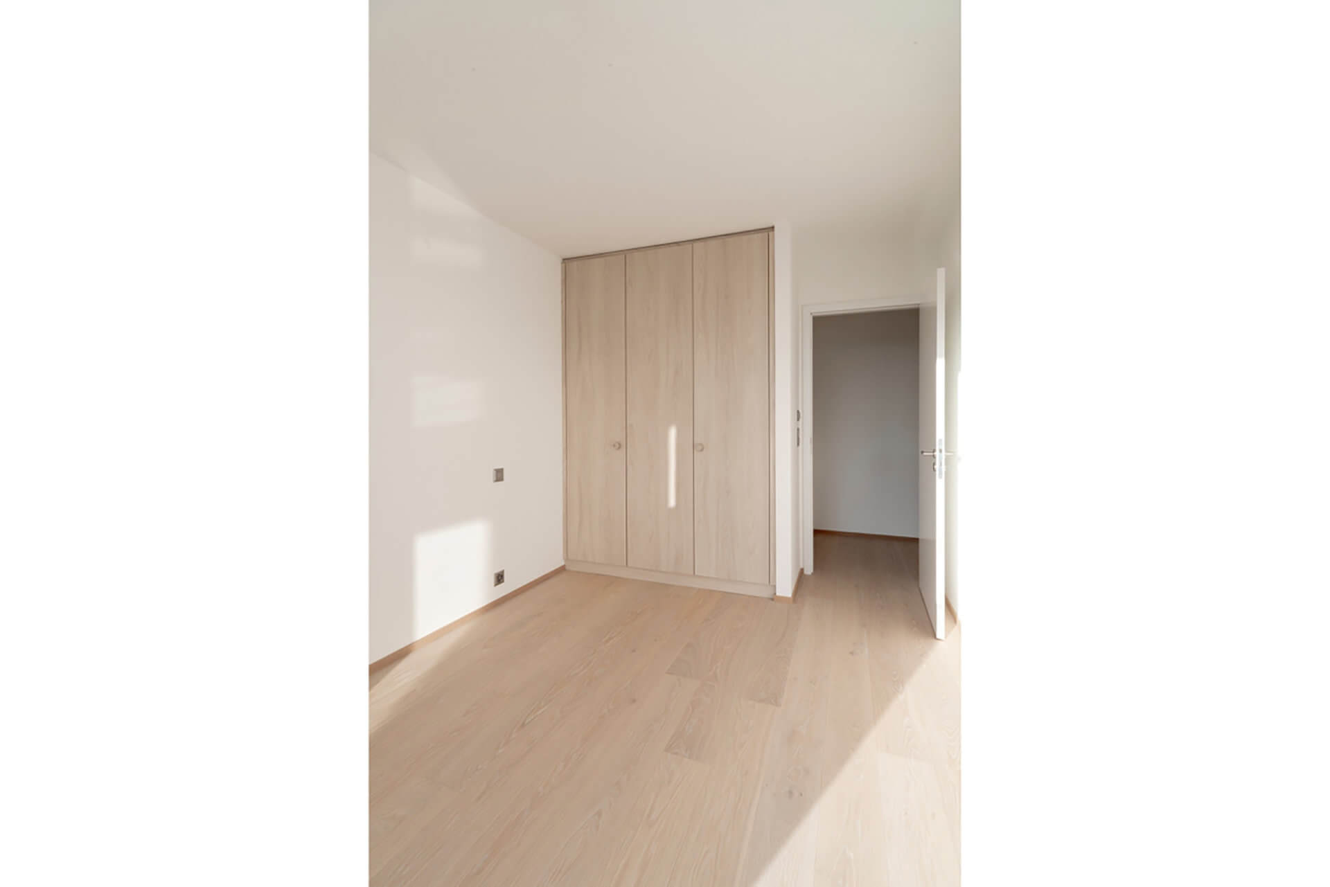 Helles Schlafzimmer mit Einbauschrank