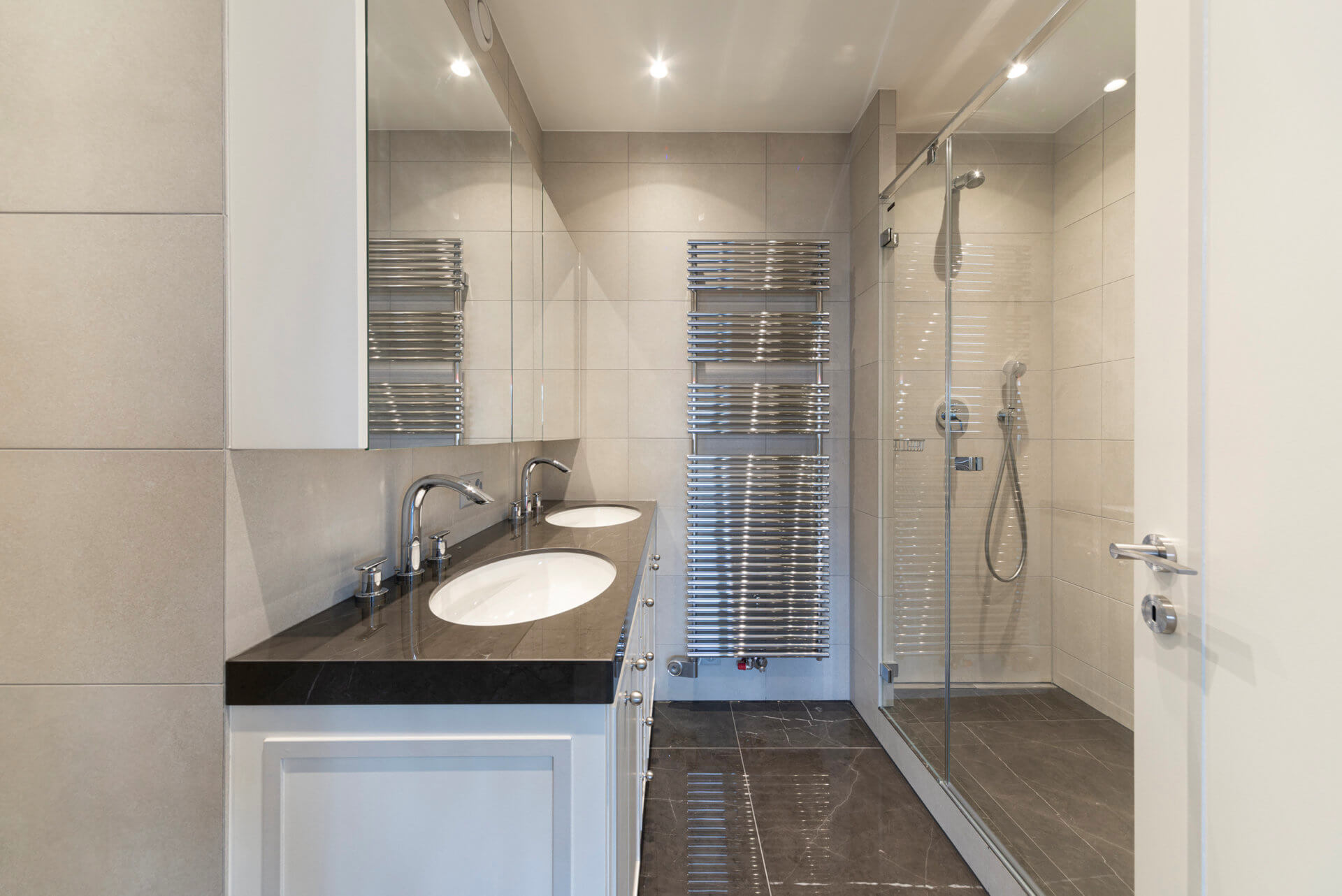 Modernes Badezimmer mit Doppelwaschtisch und begehbarer Dusche