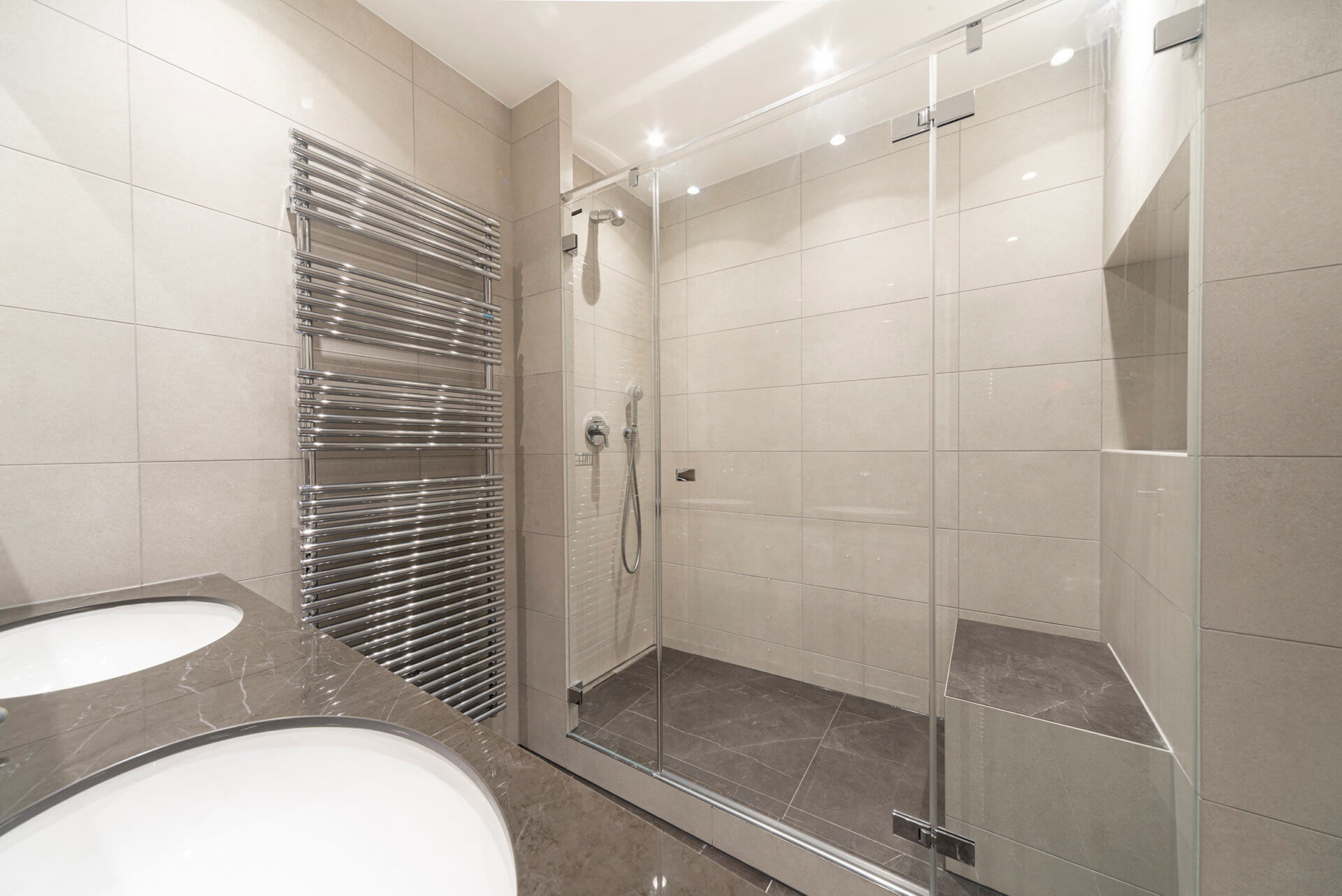 Modernes Badezimmer mit begehbarer Dusche