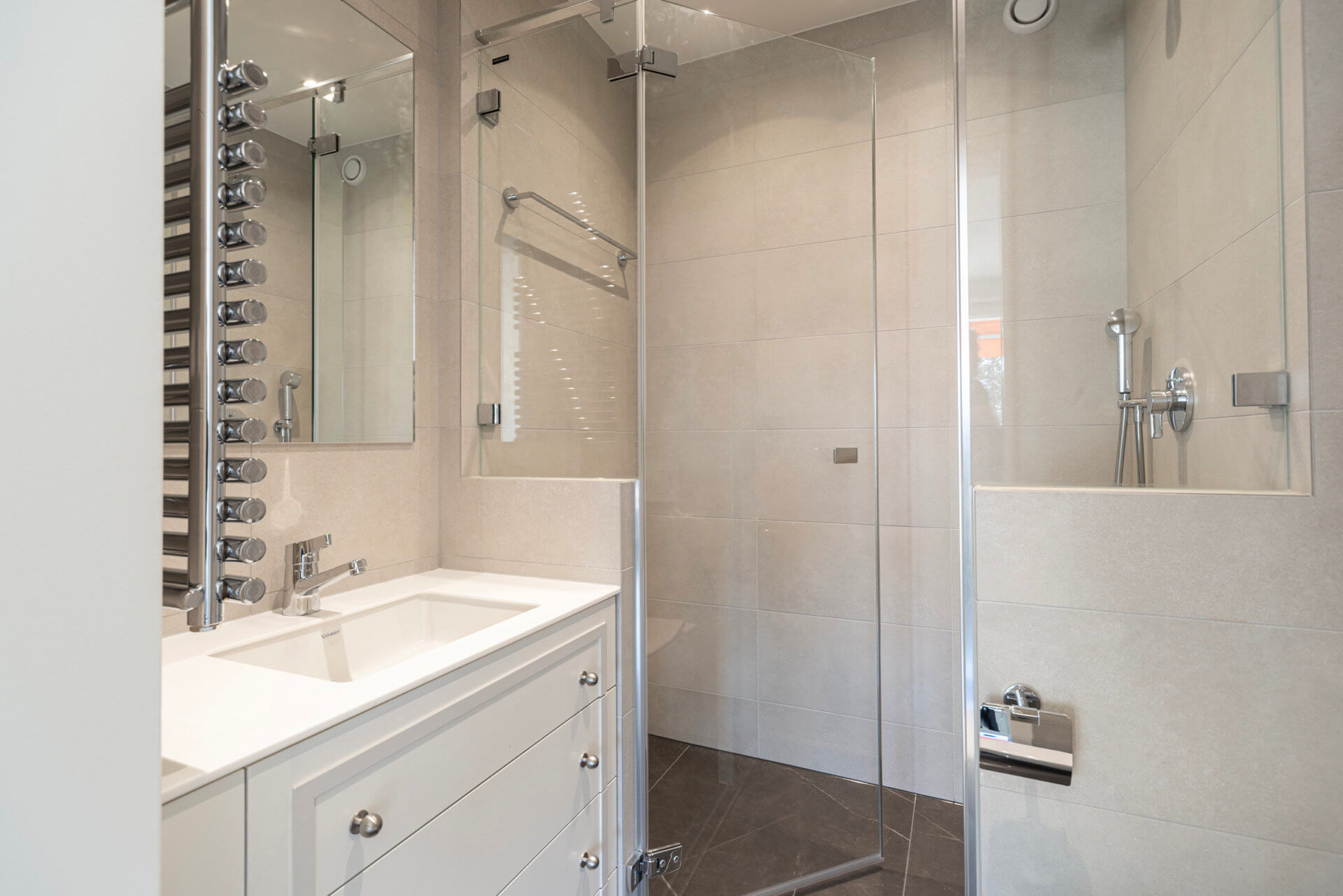 Modernes Badezimmer mit Glasdusche und Waschtisch