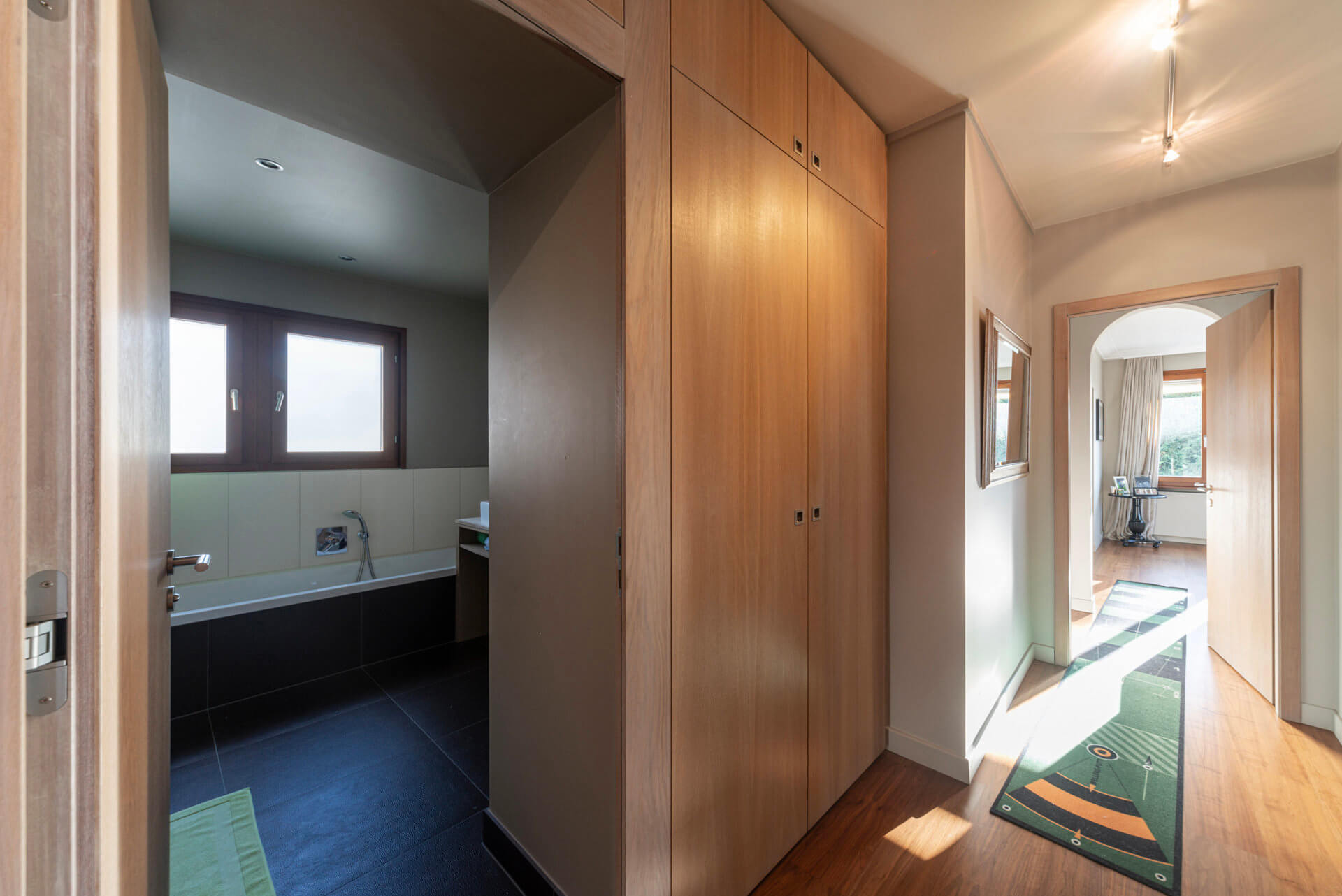 Flur mit Blick ins Badezimmer und angrenzenden Raum