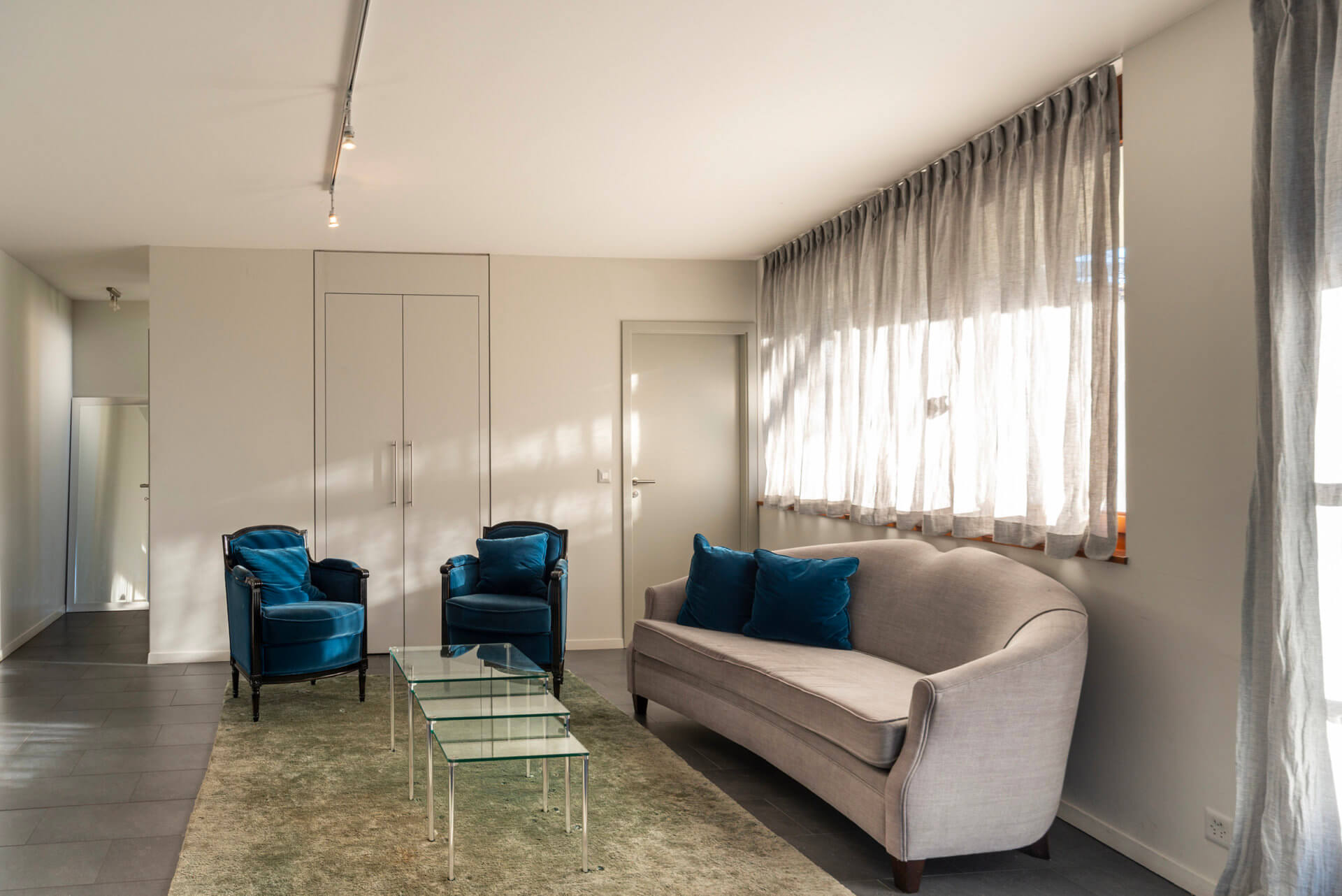 Helles Wohnzimmer mit Sitzgruppe