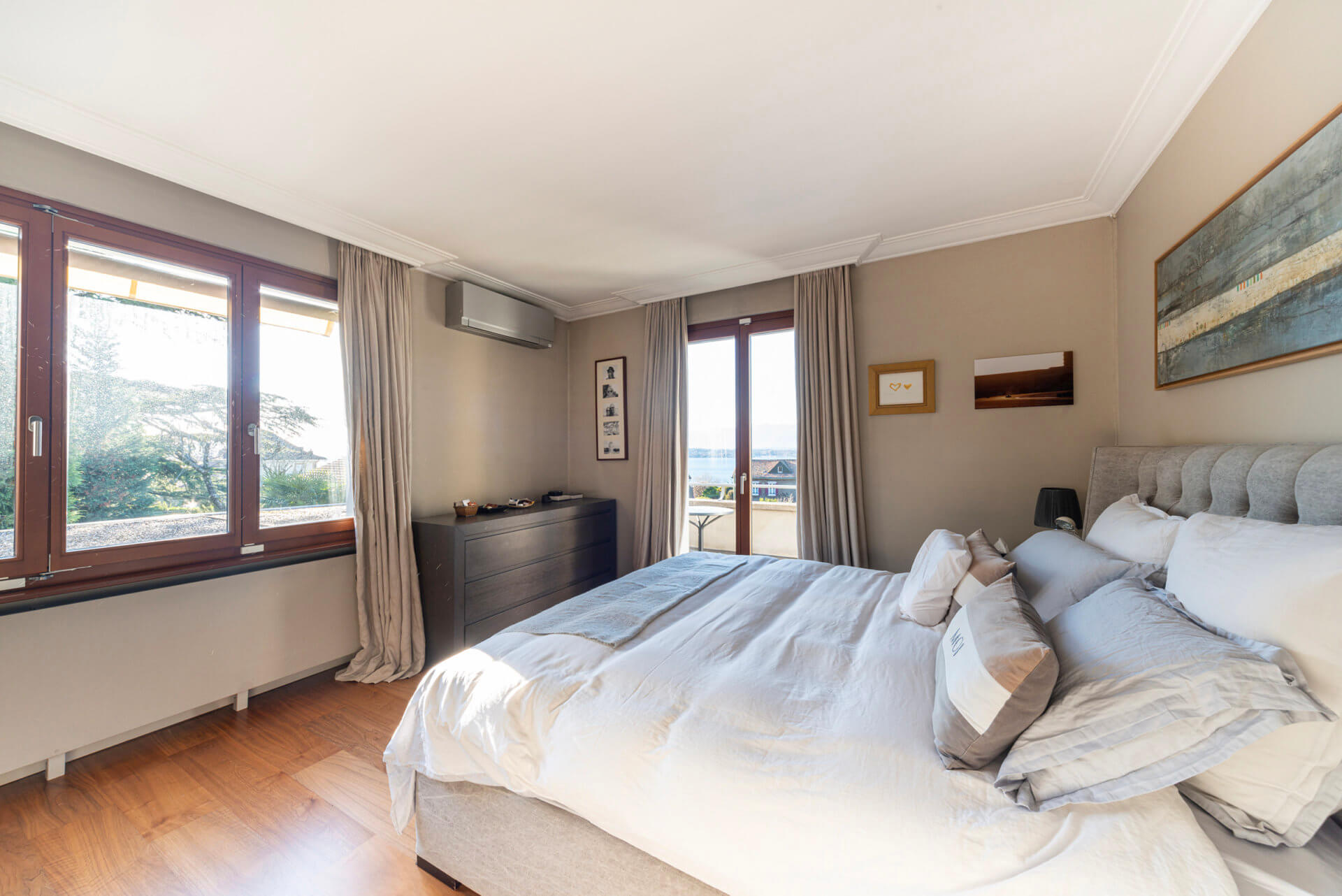 Helles Schlafzimmer mit Meerblick