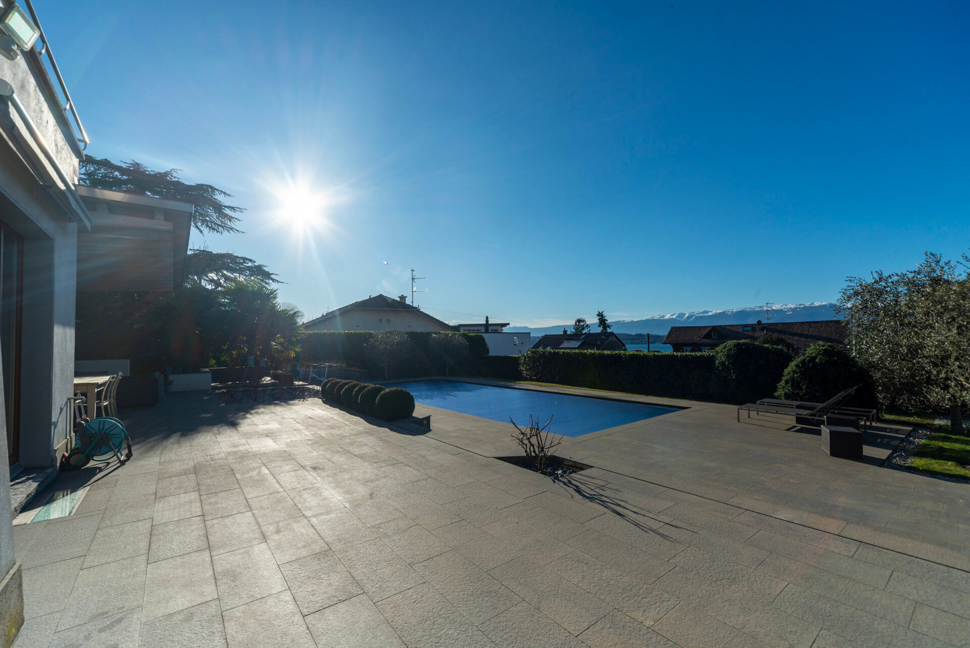 Außenbereich mit Pool und Terrasse
