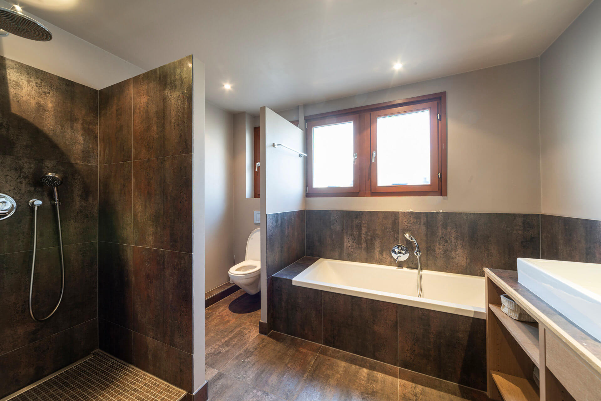 Modernes Badezimmer mit Dusche, Badewanne und WC