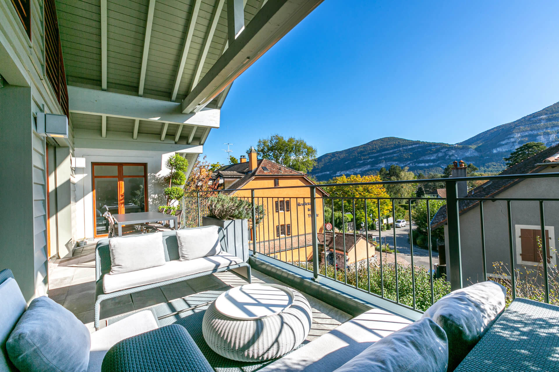 Balkon mit Bergblick