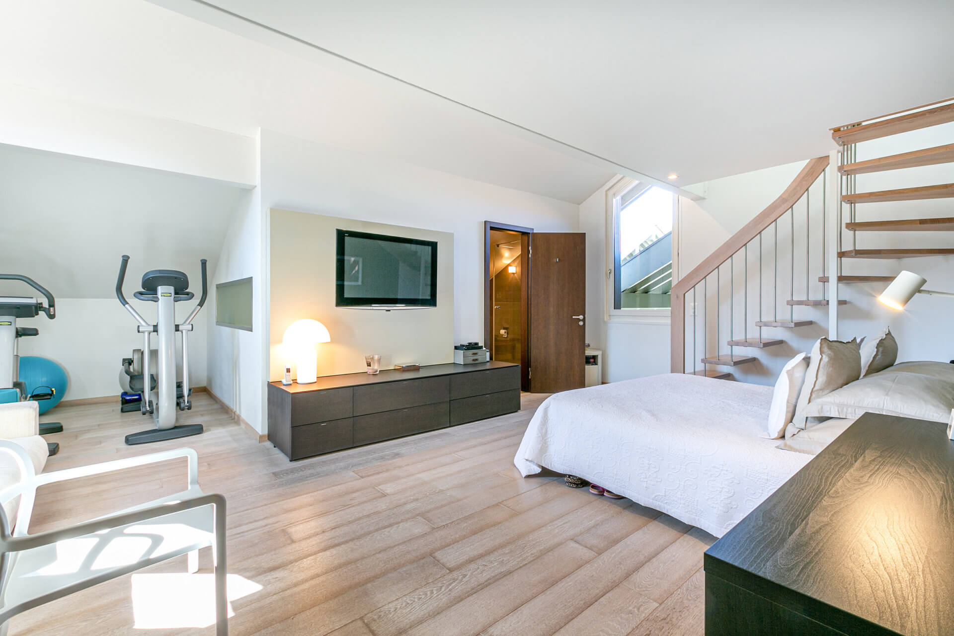 Helles Schlafzimmer mit Fitnessbereich