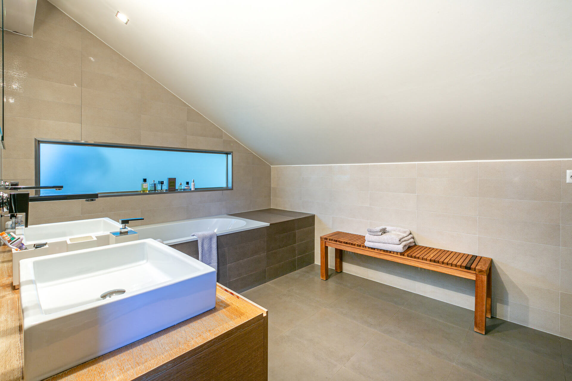 Modernes Badezimmer mit Dachschräge