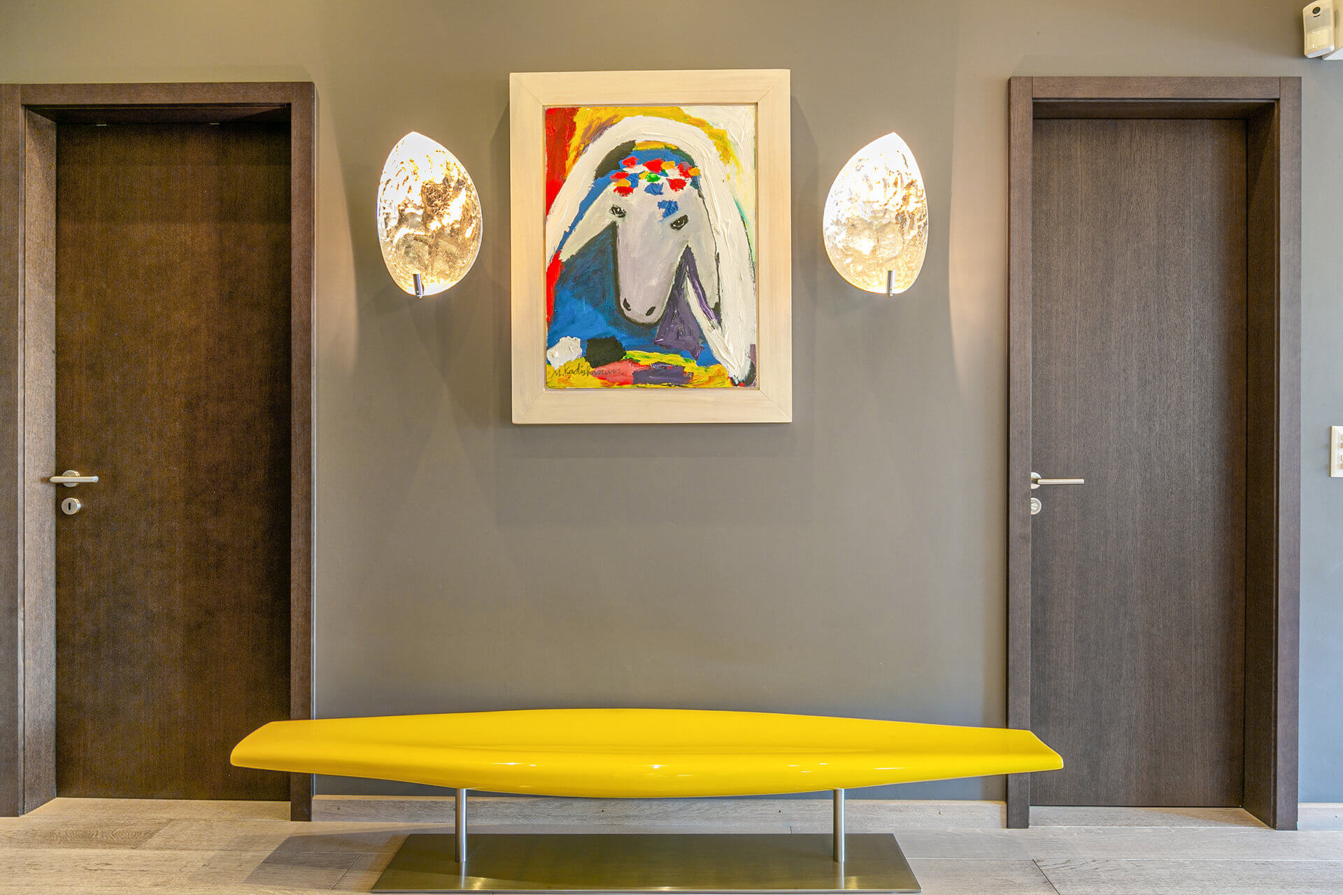 Moderner Flur mit Kunst und Sitzbank