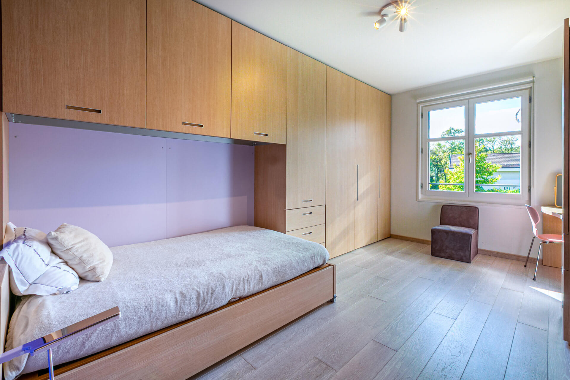Helles Schlafzimmer mit Einbauschränken