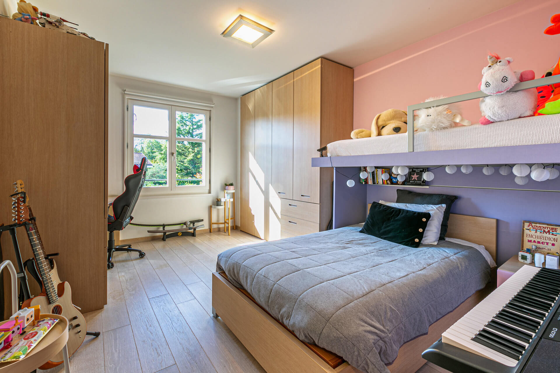 Jugendzimmer mit Bett und Stauraum