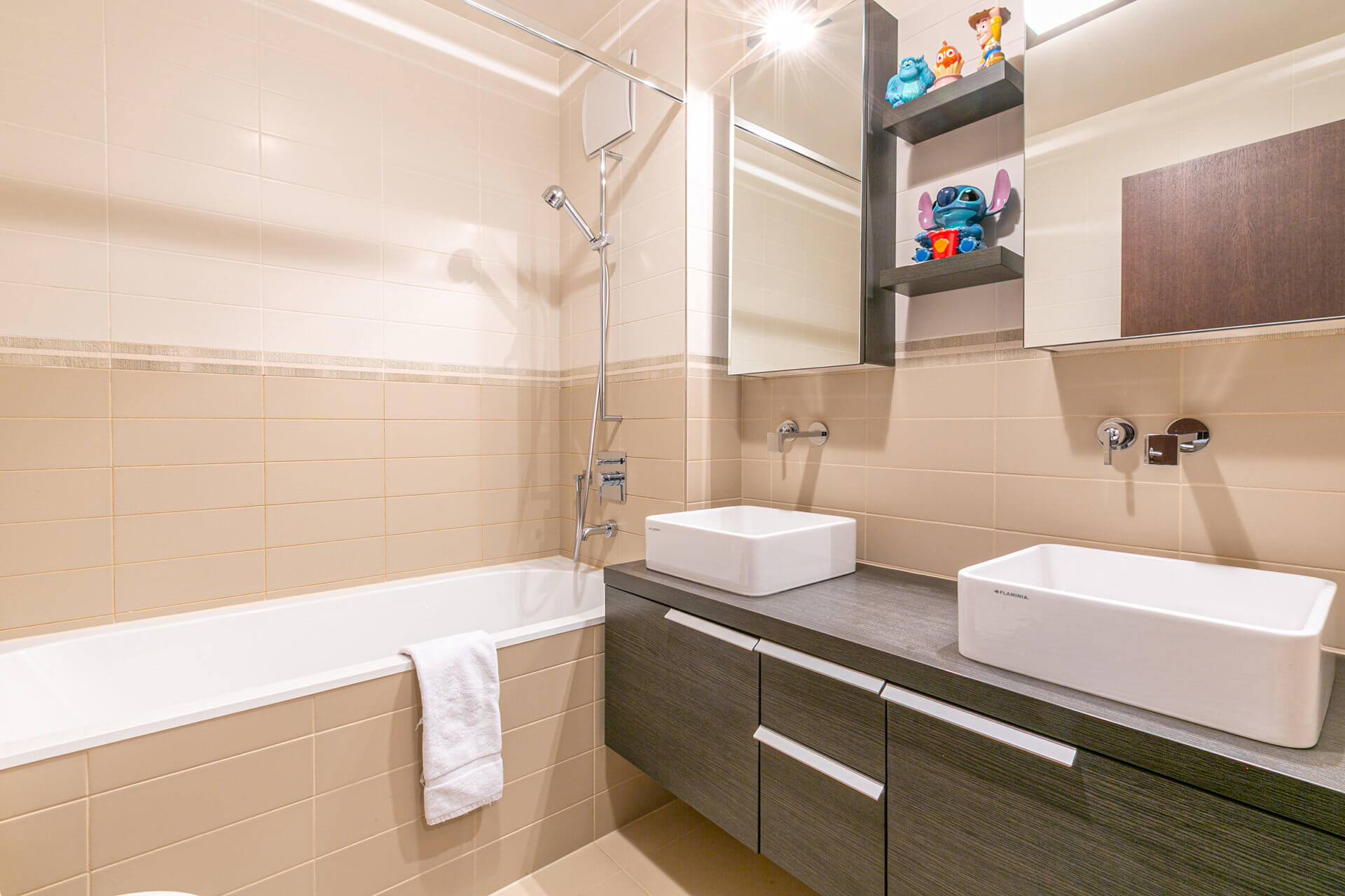 Modernes Badezimmer mit Wanne und Doppelwaschbecken