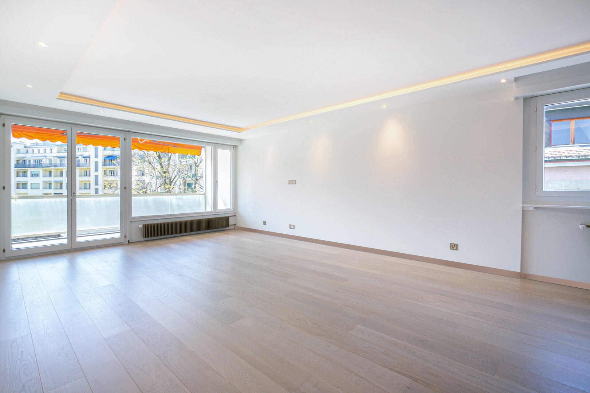 Heller leerer Wohnraum mit Balkonblick