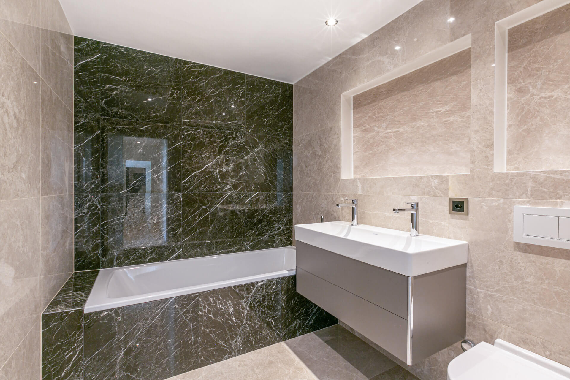 Modernes Bad mit Marmoroptik und Wanne