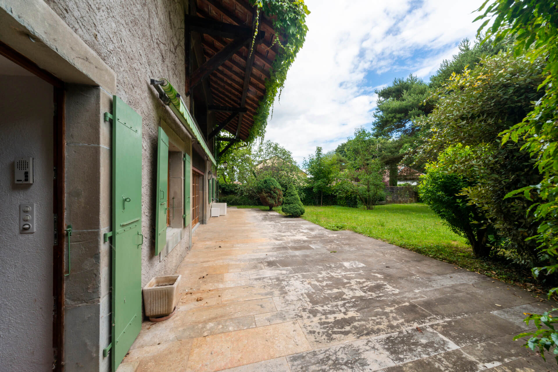 Außenansicht mit Terrasse und Garten