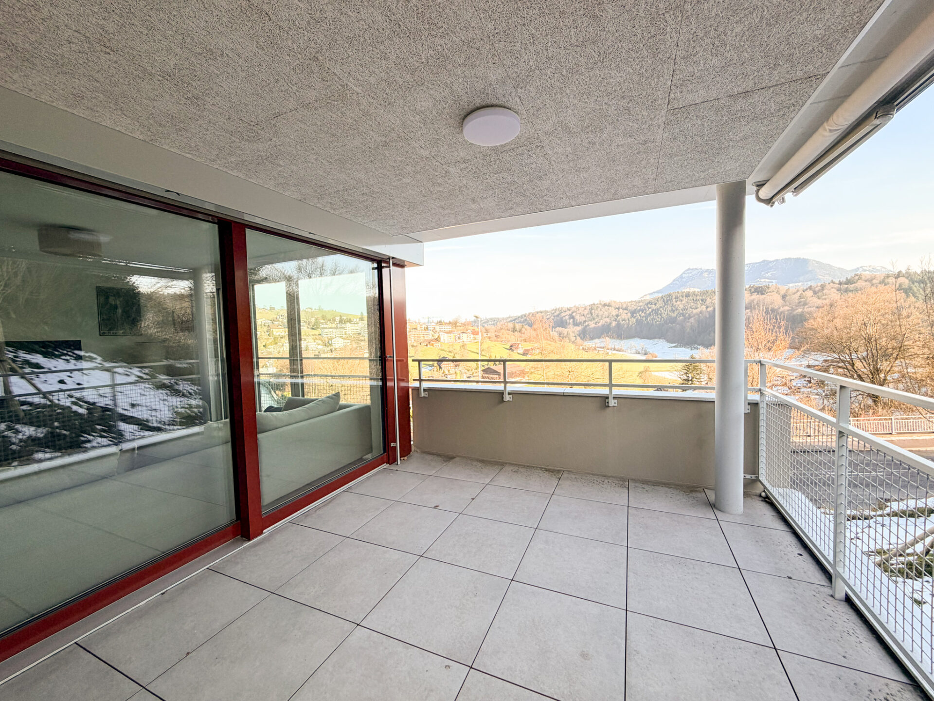 Überdachter Balkon mit Bergblick