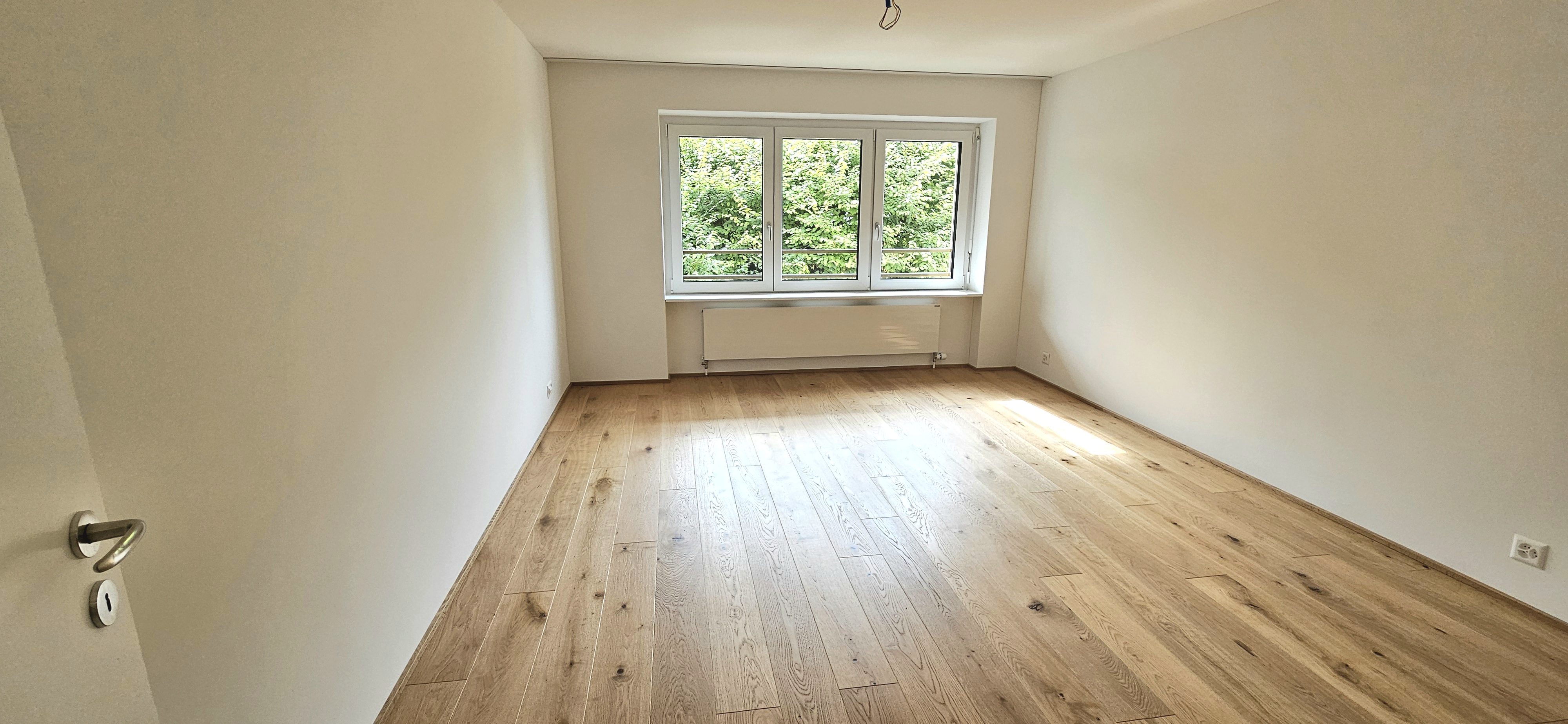 Heller leerer Raum mit Holzfußboden