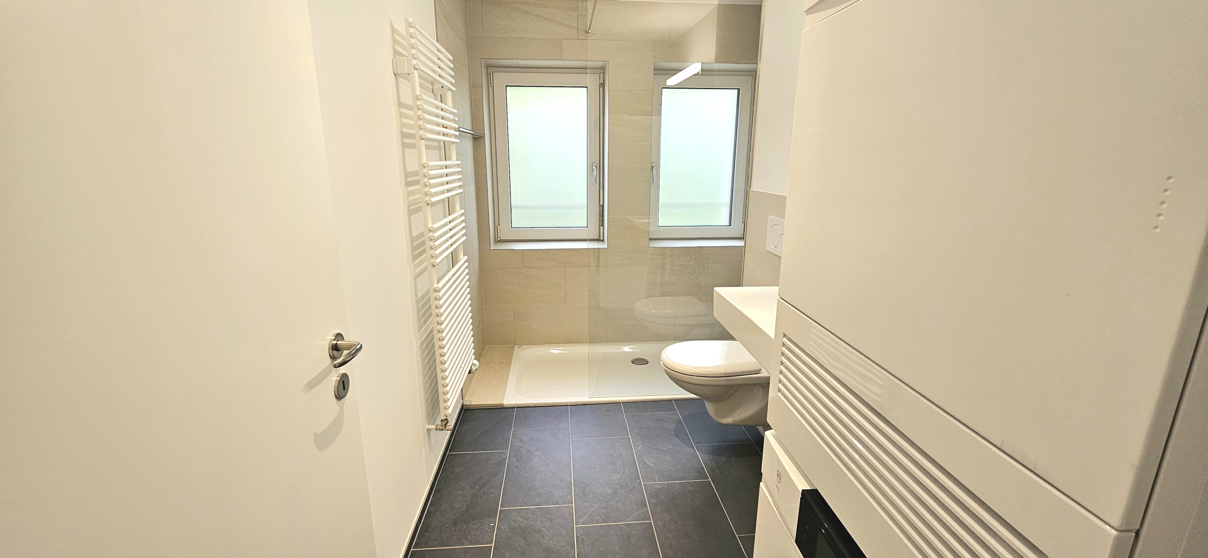 Modernes Badezimmer mit Dusche und WC
